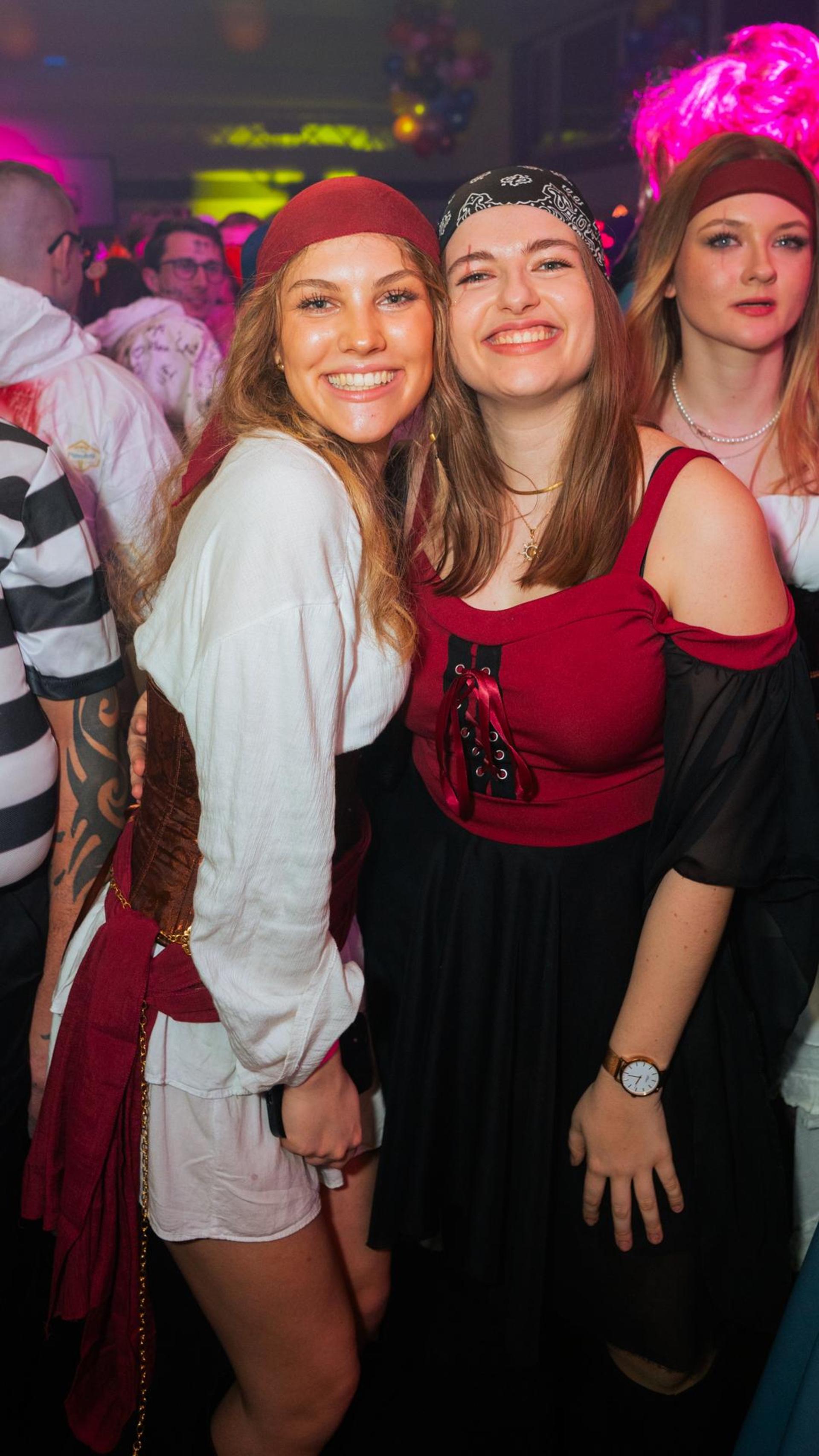 Am Sportlerball in Schirmitz gings mit Vollgas weiter im Faschingstreiben.  (Bild: Hannes Stock)