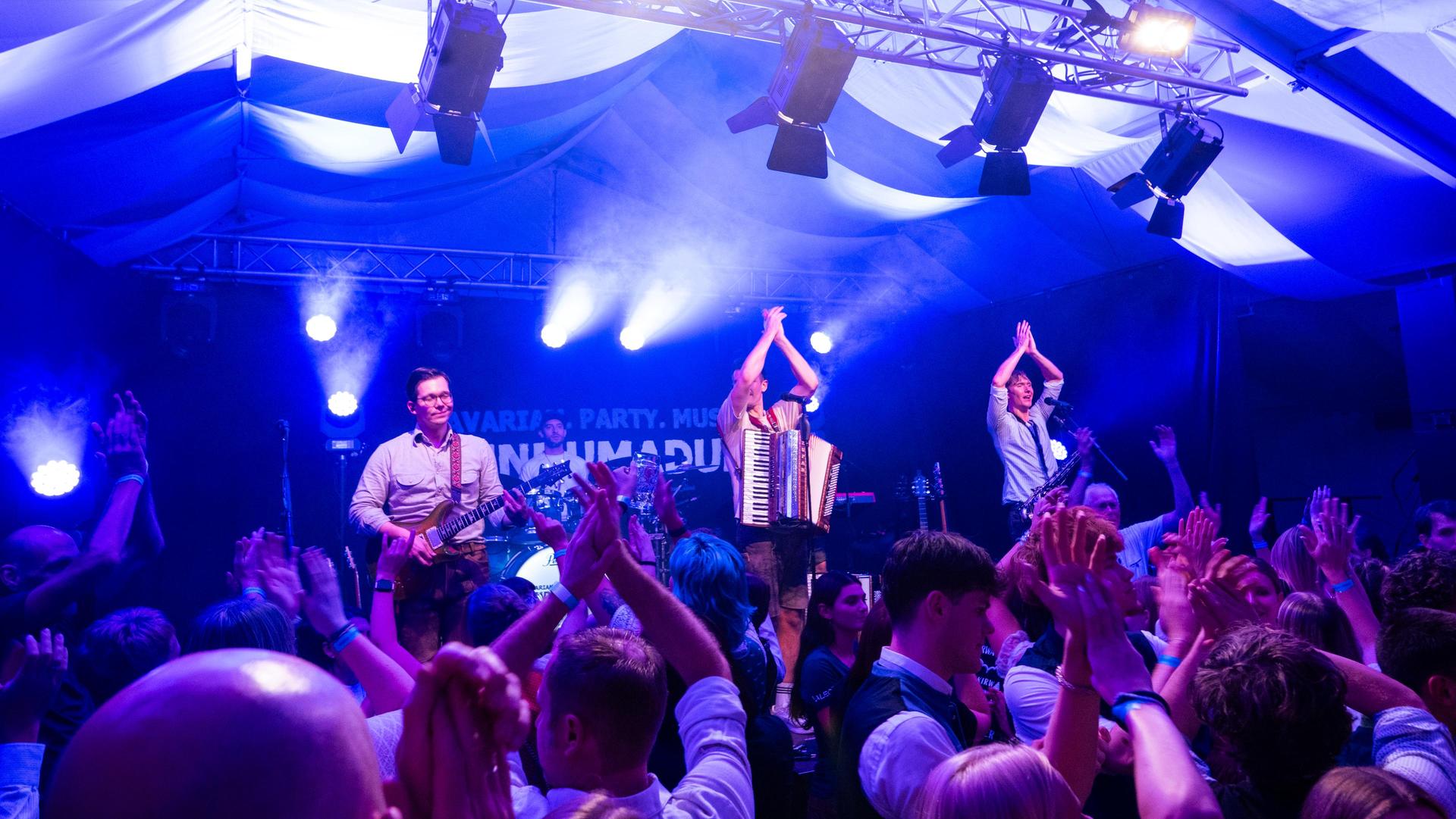 Den Auftakt zur Kirwa in Weiherhammer gab am Freitag die Band „Rundumadum”.  (Bild: Hannes Stock)