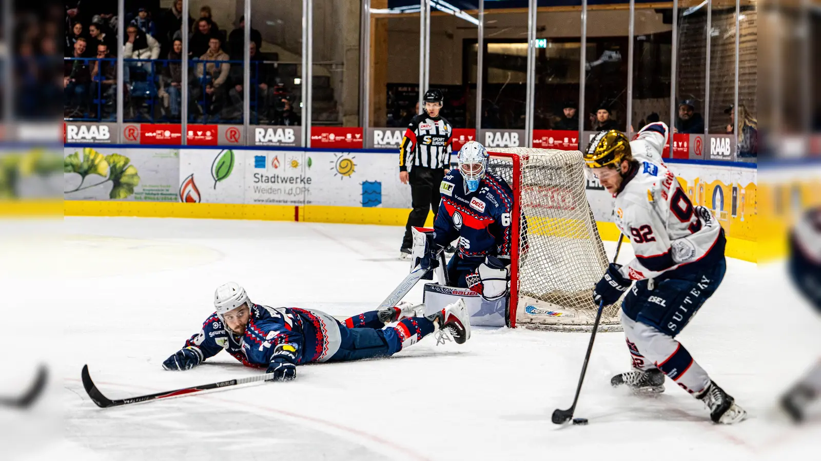 Calvin Pokorny (liegend) mit vollem Einsatz gegen den Ravensburger Goldhelm Mark Rassel. Die Blue Devils Weiden verloren ihr Heimspiel gegen die Towerstars am Sonntagabend mit 0:2.  (Bild: Elke Englmaier)