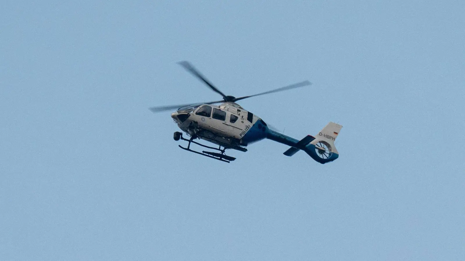 Einsatzkräfte retteten eine verletzte Schülerin im Felsenlabyrinth der Luisenburg mit einem Polizeihubschrauber. (Symbolbild: Armin Weigel/dpa)