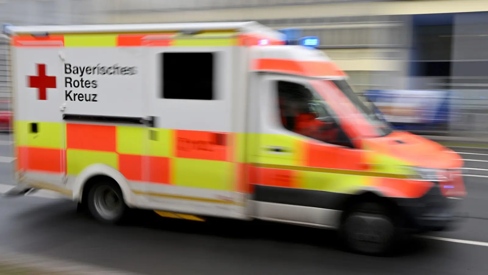 Der Rettungsdienst brachte die leicht verletzte Frau ins Krankenhaus. (Symbolbild) (Bild: Peter Kneffel/dpa)