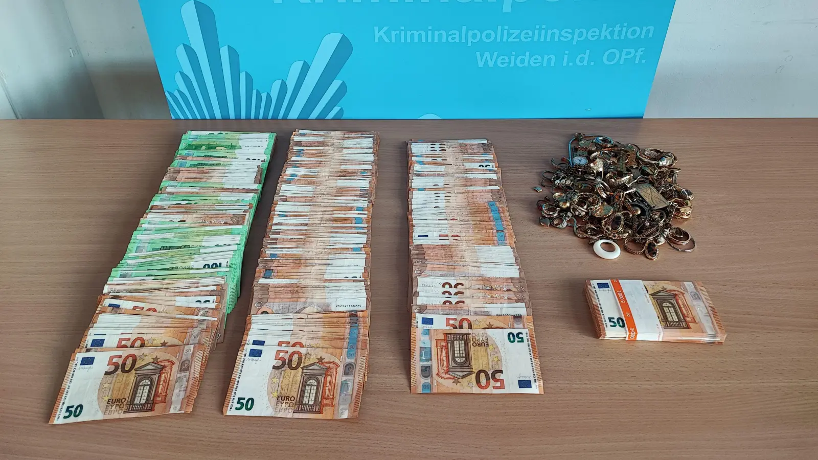 Die mutmaßliche Beute des Betrügers: Bargeld im mittleren fünfstelligen Bereich und Schmuck. (Bild: KPI Weiden )