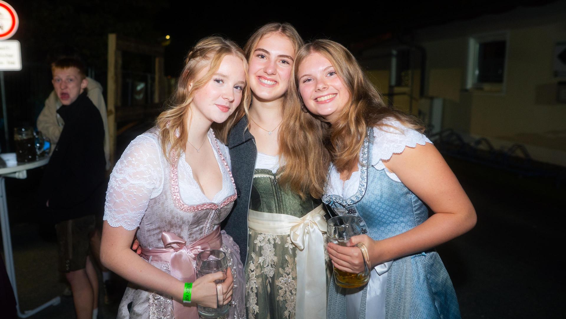 Beim Kirwa-Special der Etzenrichter Kirwa sorgte die Band „RUNDUMADUM” für Stimmung.  (Bild: Hannes Stock)