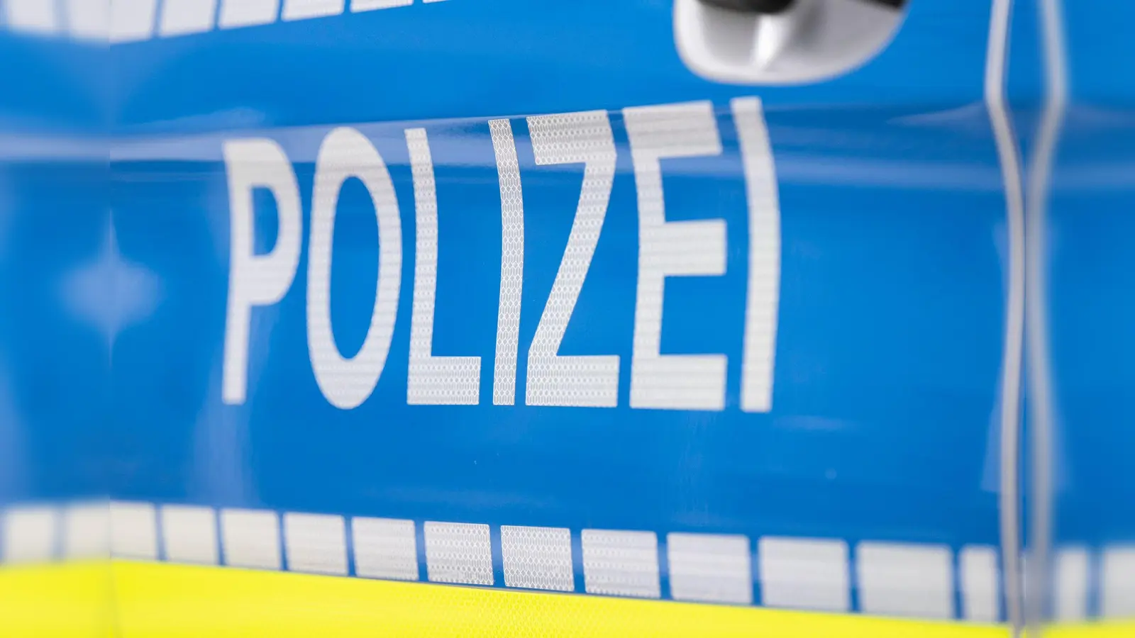 Ein Obdachloser verletzt im Landkreis Regensburg Polizisten und ruft Nazi-Parolen. (Symbolbild: Boris Roessler/dpa)