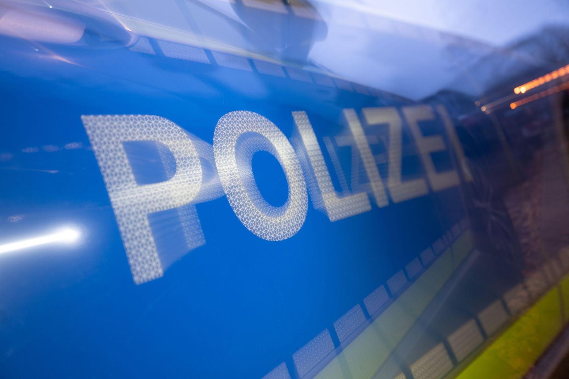 Die Polizei sucht nach Zeugen, die den Unfall beobachtet haben.  (Symbolbild: Marijan Murat/dpa)