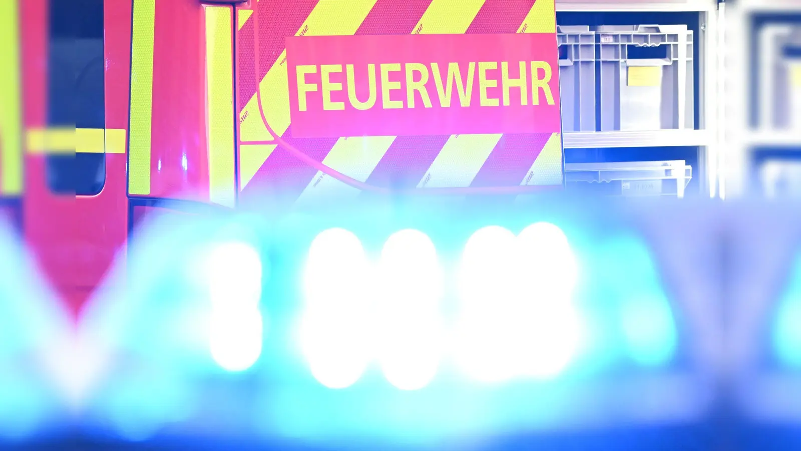 Im Industriegebiet in Luhe-Wildenau kam es am Sonntagabend zu einem Einsatz. Aluminiumschlacke hatte reagiert und dabei Rauch entwickelt. (Symbolbild: Bernd Weißbrod/dpa)