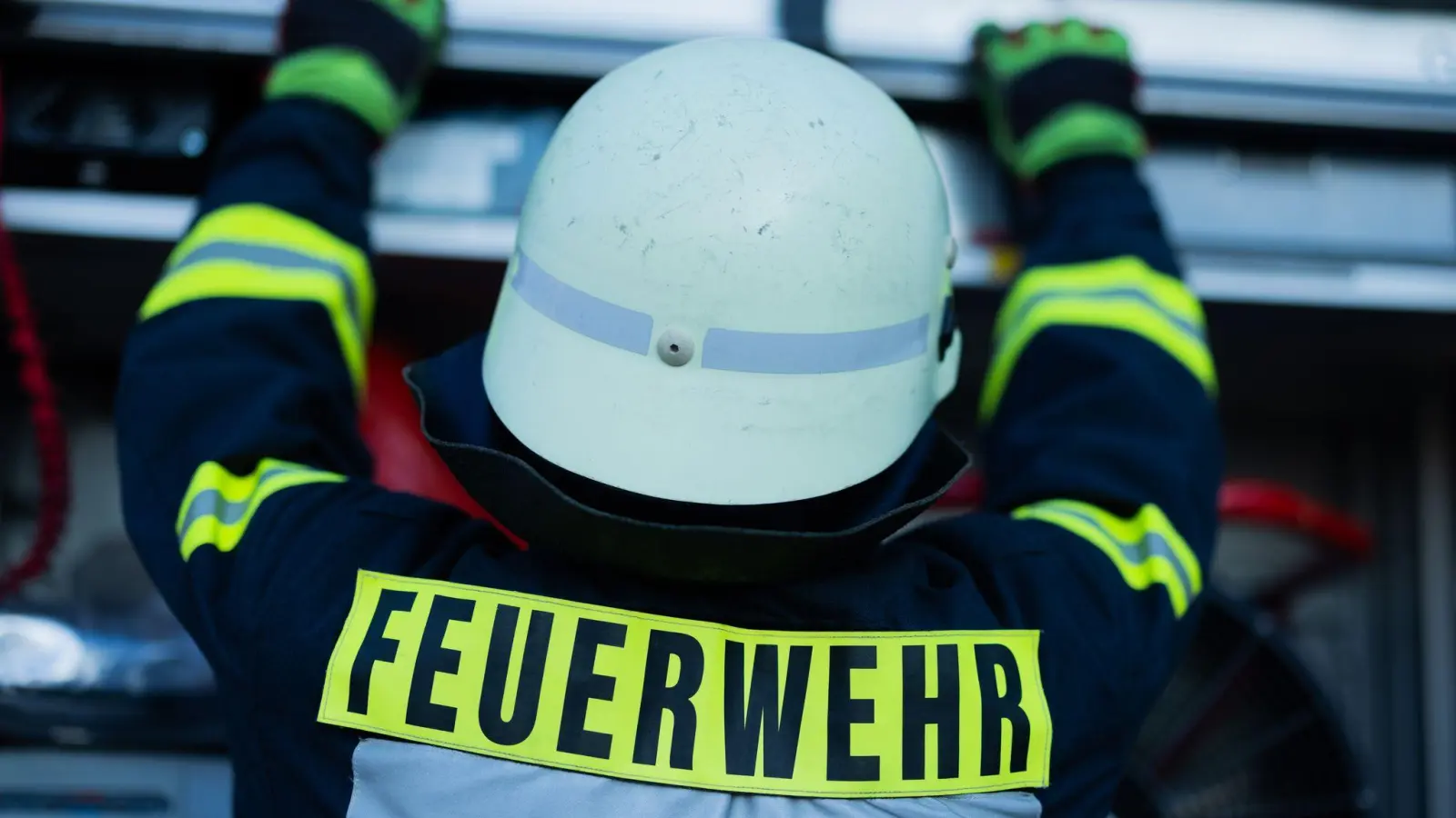 Feuerwehrleute löschten die Flammen auf dem Campingplatz. (Symbolbild: Rolf Vennenbernd/dpa)