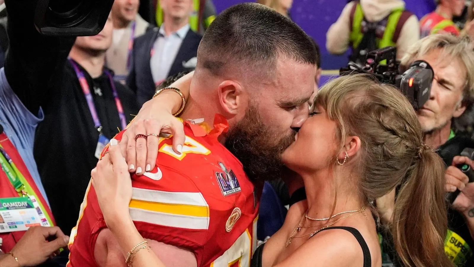 Kennengelernt haben sich Swift und Kelce 2023.  (Archivbild: John Locher/AP/dpa)