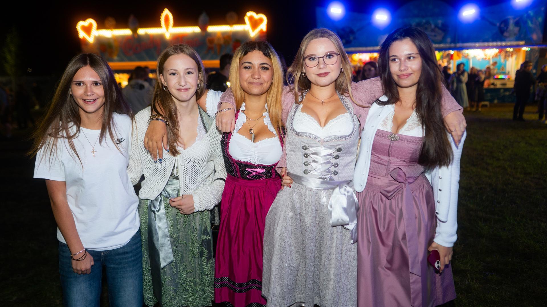 Die Quertreiber rocken am Samstagabend das Festzelt bei der Kirwa in Wernberg.  (Bild: Hannes Stock)