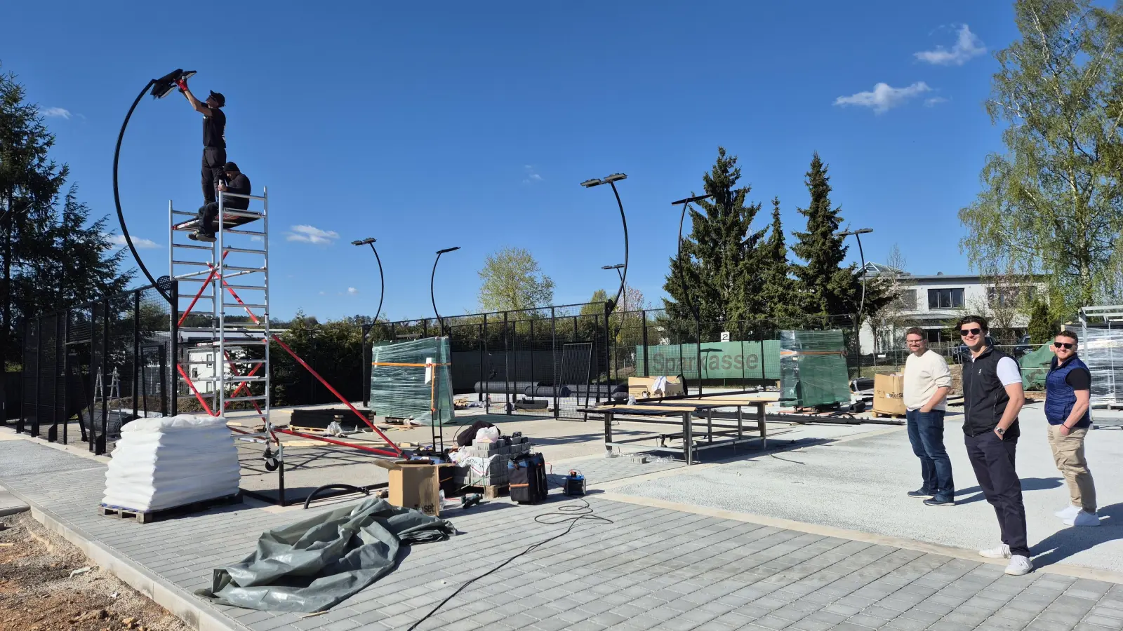 Drei neue Padel-Plätze entstehen derzeit auf dem Gelände des SV Altenstadt/WN. Das Vorstandsteam mit Werner Gößl, Niklas Bock und Uli Hösl (von links) freut sich auf die Eröffnung Ende Mai. (Bild: Lowak)