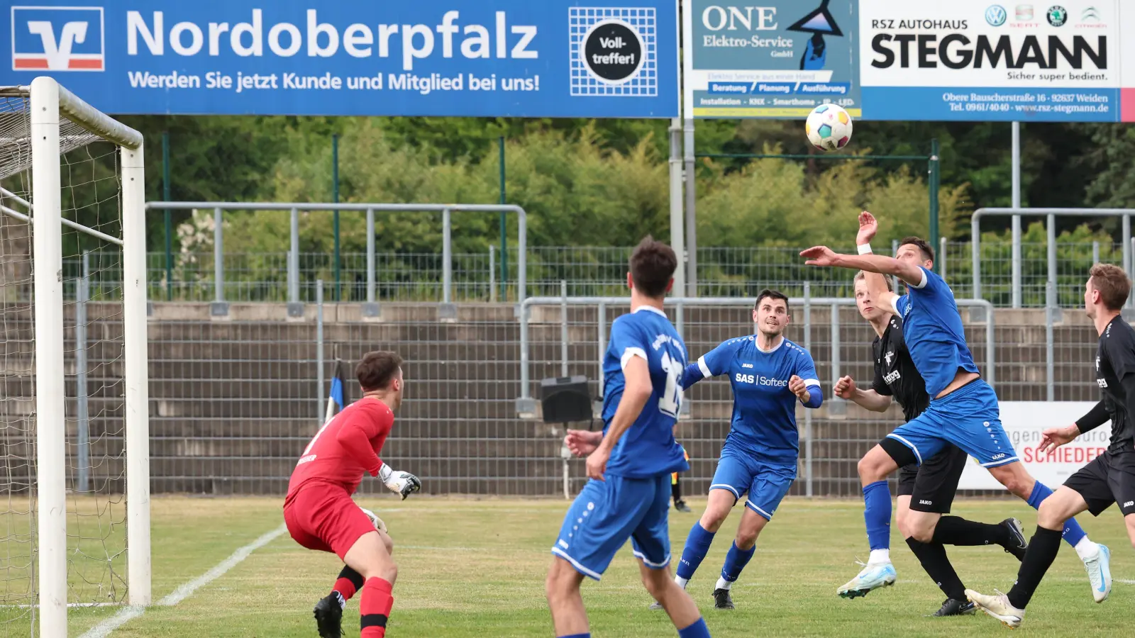Gefahr vor dem Parsberger Tor, aber die Angreifer der SpVgg SV Weiden II bringen den Ball nicht über die Linie. (Bild: Dieter Jäschke)