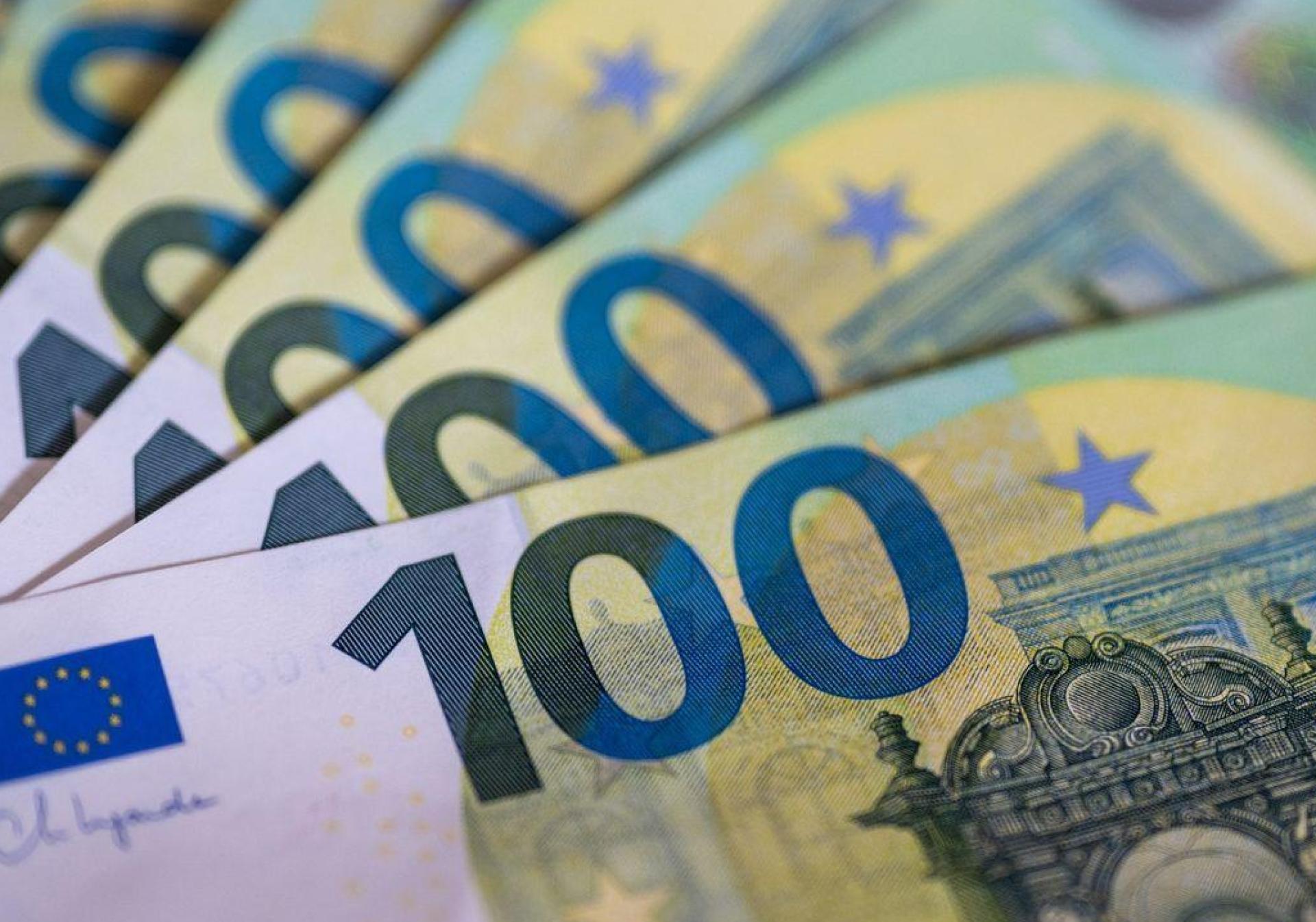 Eine Rentnerin aus dem Landkreis Amberg-Sulzbach hat einen Hauptgewinn gezogen. (Symbolbild: Monika Skolimowska/dpa)