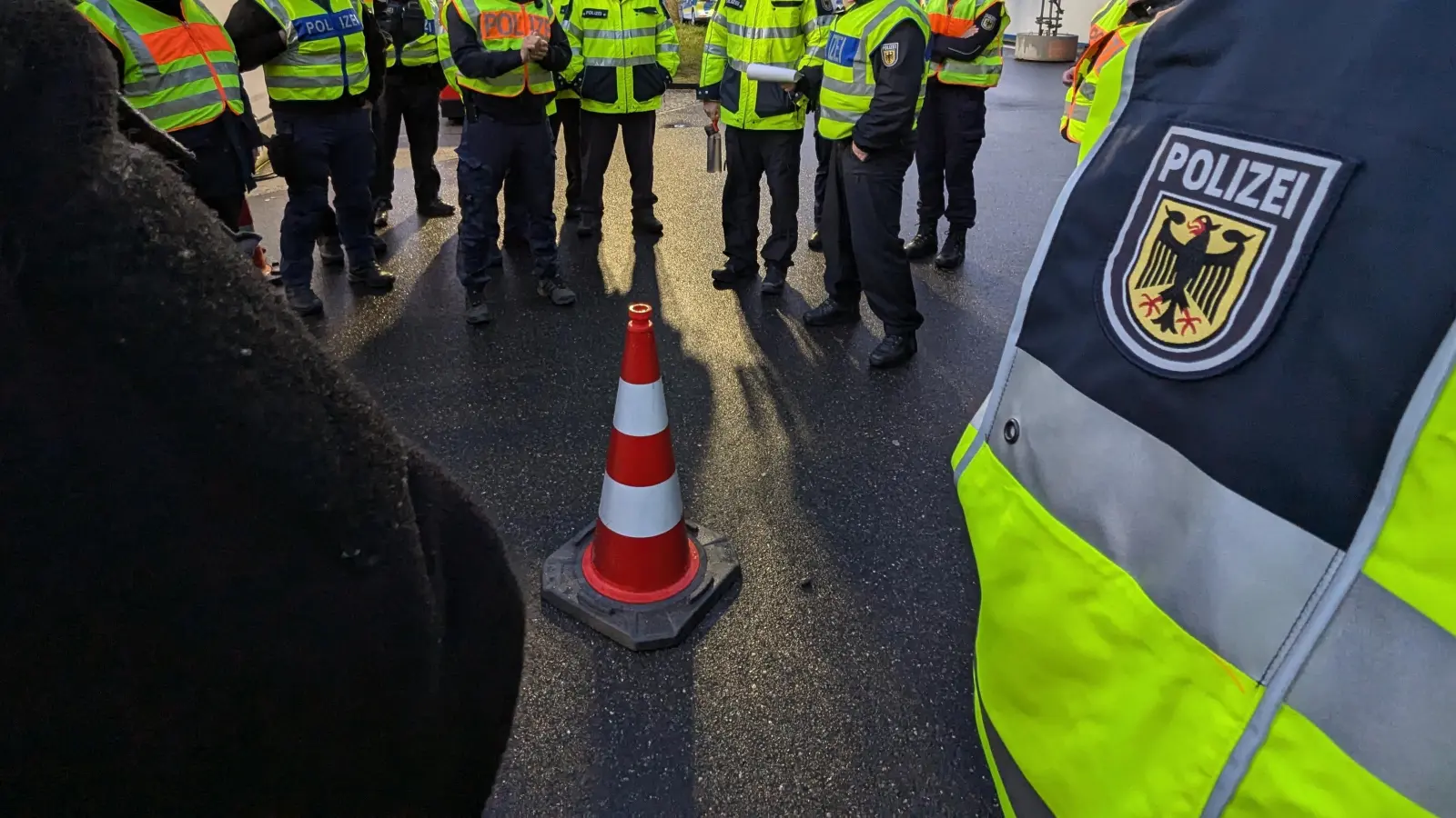 Gefälschte Dokumente und Haftbefehle: Die Beamten der Bundespolizeiinspektion Waidhaus nahmen am Wochenende gleich sechs Personen fest.  (Symbolbild: Bundespolizei)