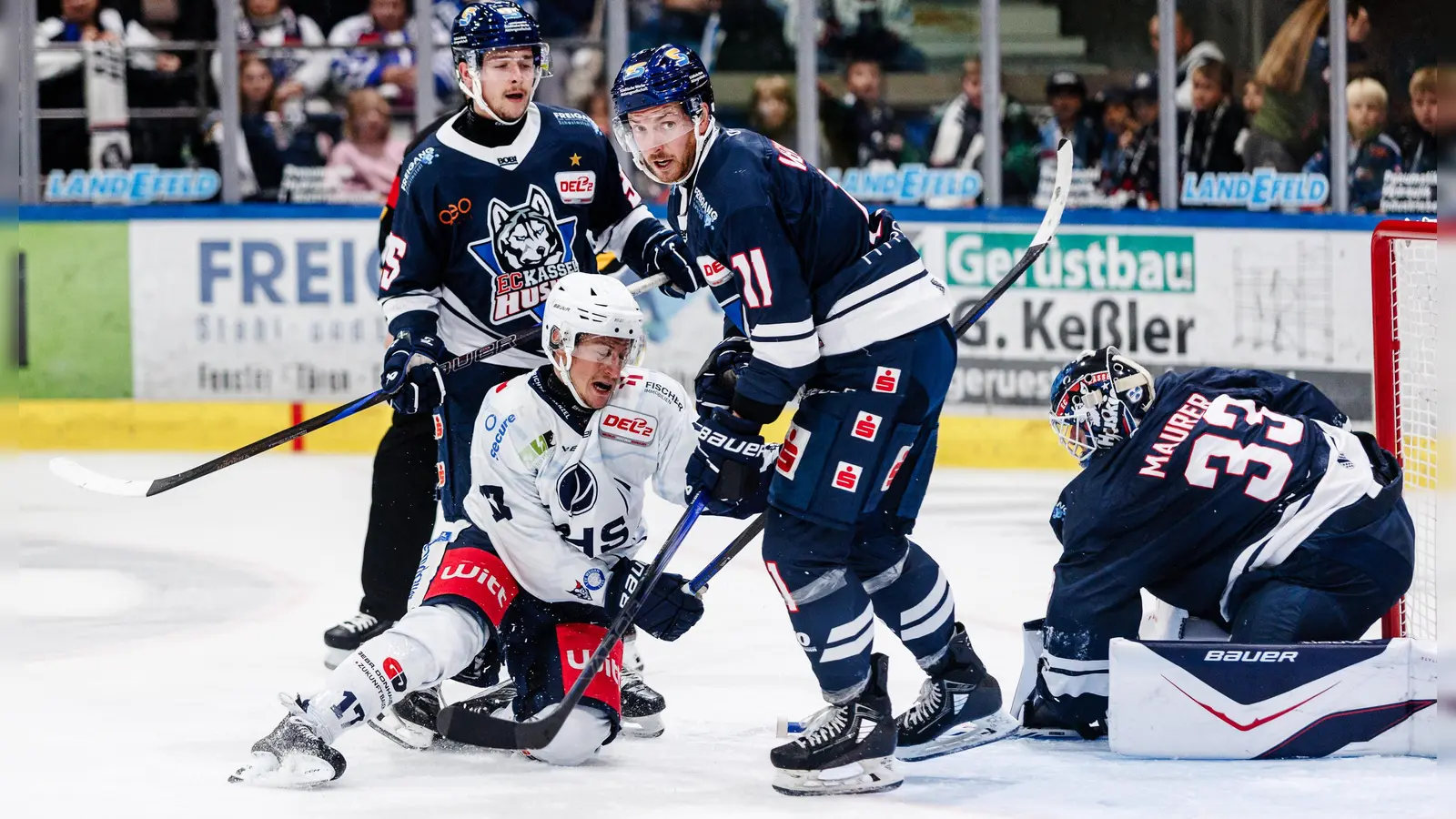 Zach Tsekos (weißes Trikot) und die Blue Devils Weiden unterlagen am Sonntagabend mit 2:5 bei den Kassel Huskies. (Bild: JMD Photographie)