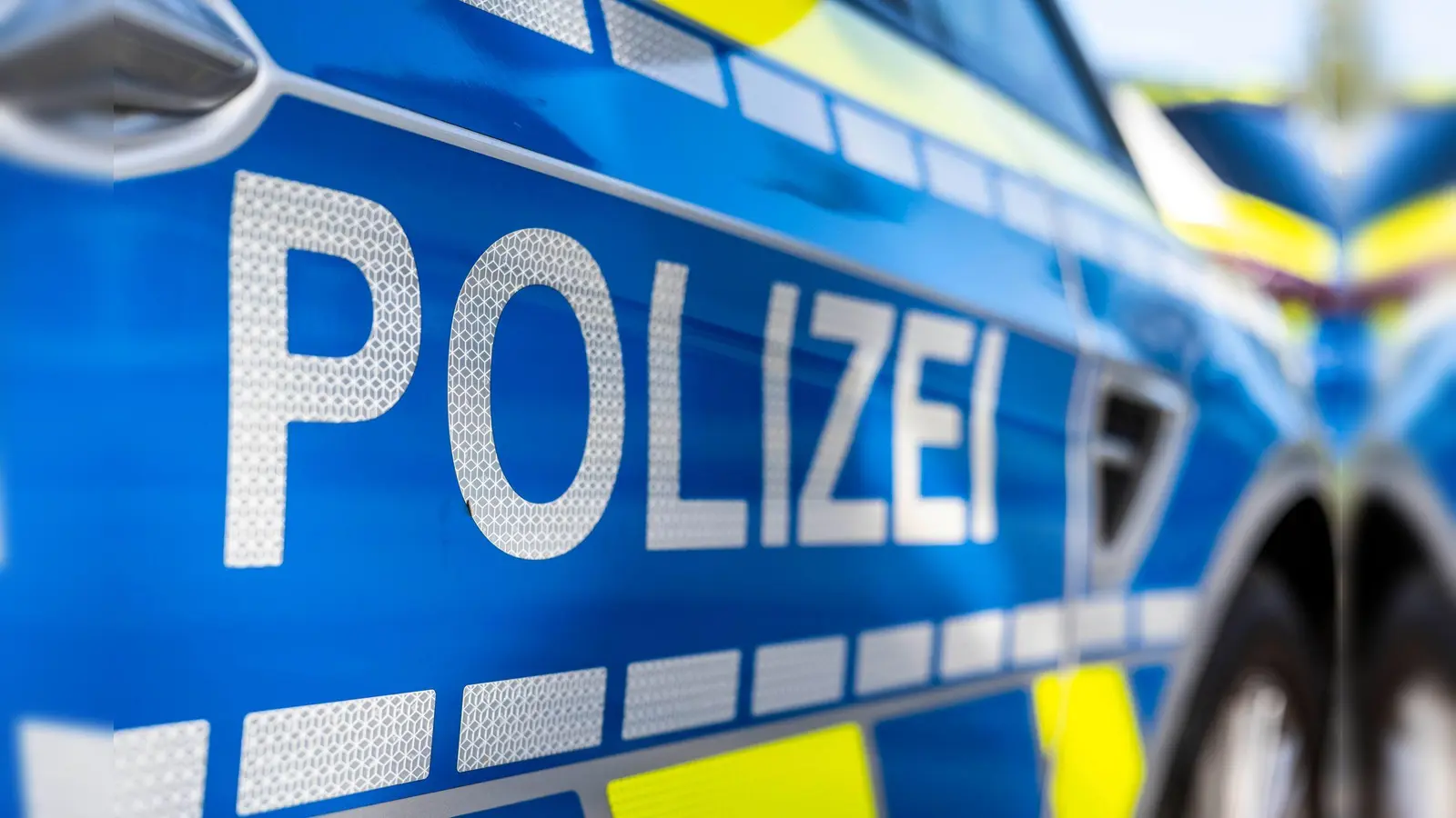 Auf der Staatsstraße in Windischeschenbach kam es zu einem Unfall mit einem hohen Schaden. (Symbolbild: David Inderlied/dpa)
