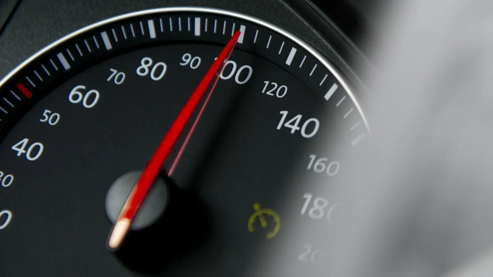 Deutlich zu schnell und unter Missachtung der Verkehrsregeln lieferte sich ein 58-jähriger Autofahrer am Donnerstag in Weiden eine Verfolgungsjagd mit der Polizei. (Symbolbild: Daniel Reinhardt)