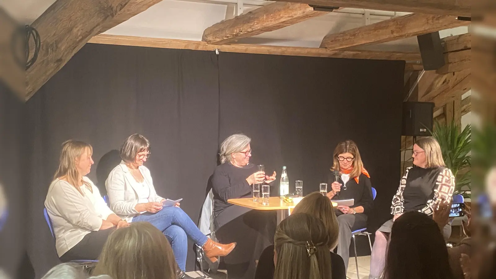 Susanne Pamler, Enikö Nagy, Christina Clemm, Iris Müller und Angela Frank (von links) bei der Podiumsdiskussion ,,Gegen Frauenhass&#39;&#39; in der Regionalbibliothek Weiden. (Bild: Stephanie Margeth)