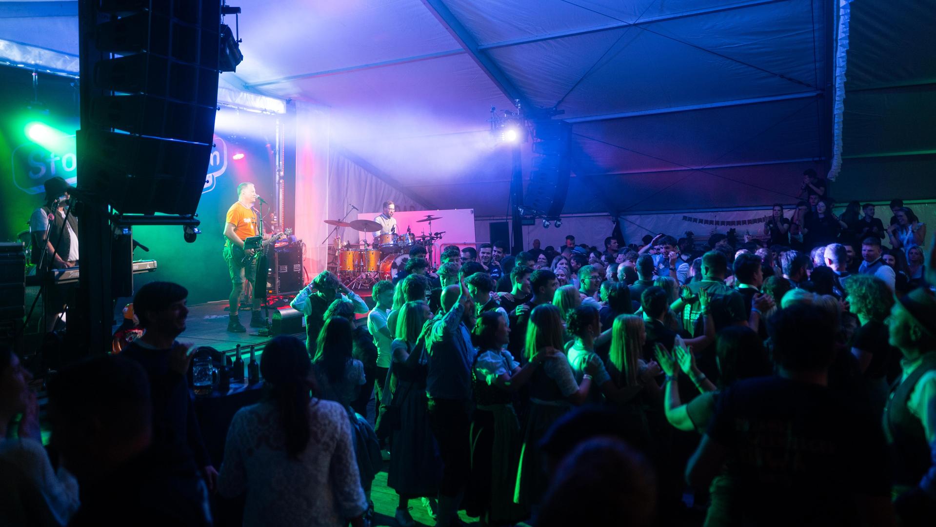 Wernberg feiert Kirwa, die Stoapfälzer Spitzbuam liefern die Musik zum Fest. (Bild: Hannes Stock)