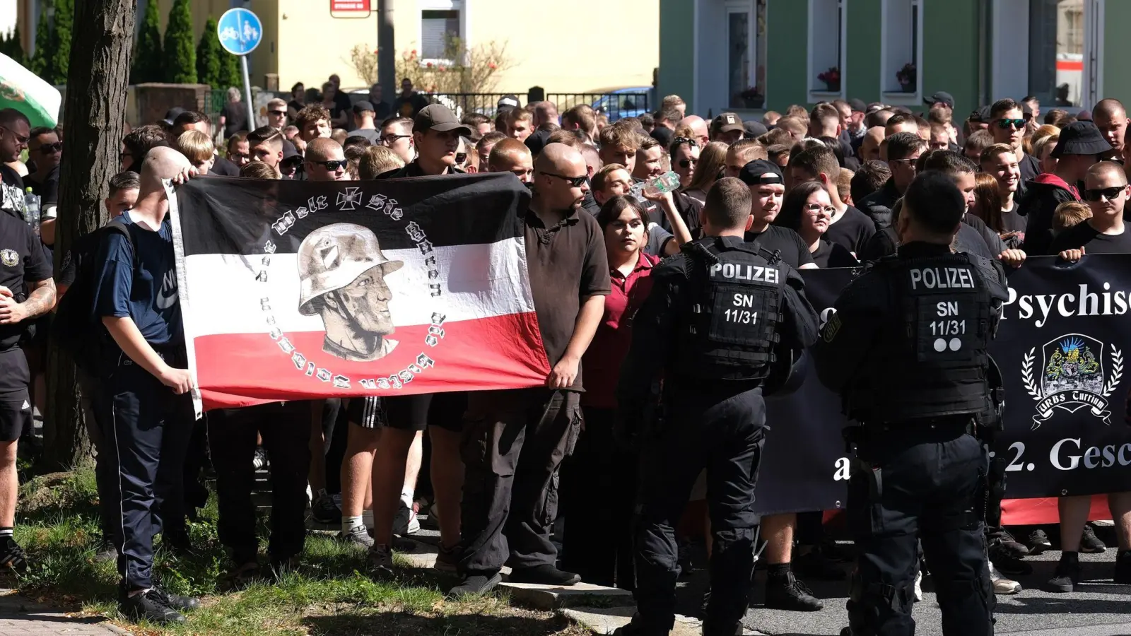 Mehrere CDS-Veranstaltungen waren zuletzt begleitet von Aktionen rechter Gruppen, wie hier in Bautzen. (Archivfoto)  (Bild: Sebastian Willnow/dpa)