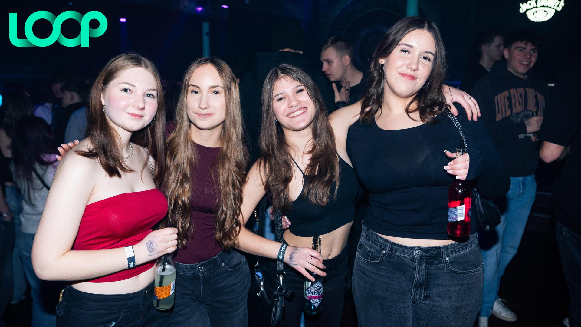 „Dark Glamour New Years Party”: Das war das Motto bei der Party am Freitag im Loop Weiden. (Bild: Hannes Stock)