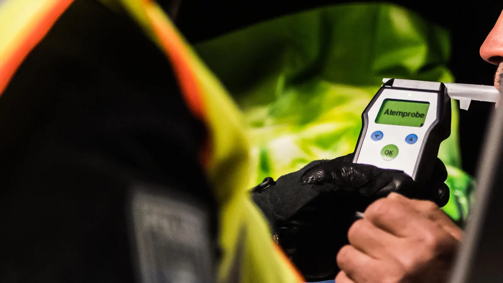 In Weiden wurde ein betrunkener Autofahrer mit fast 3,4 Promille gestoppt.  (Symbolbild: Andreas Arnold/dpa)
