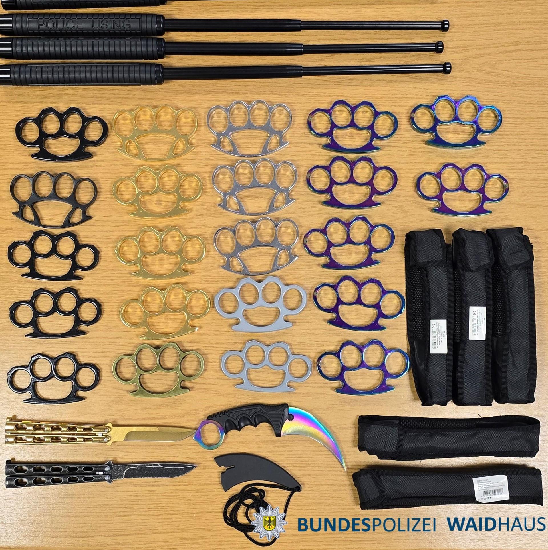 Die Bundespolizei Waidhaus hat bei Grenzkontrollen ein Waffenarsenal sichergestellt. (Bild: Bundespolizei)