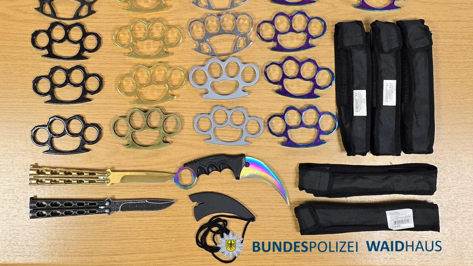Die Bundespolizei Waidhaus hat bei Grenzkontrollen ein Waffenarsenal sichergestellt. (Bild: Bundespolizei)