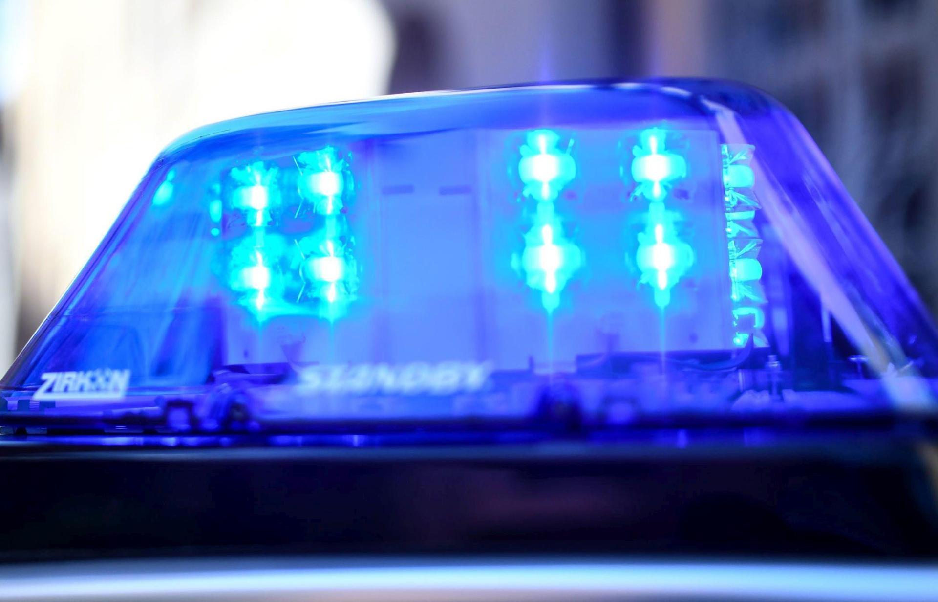 Zwischen 2. und 5. Mai hat ein bislang unbekannter Täter das Landkreisschild Neustadt/WN gestohlen. (Bild: Patrick Seeger/dpa)