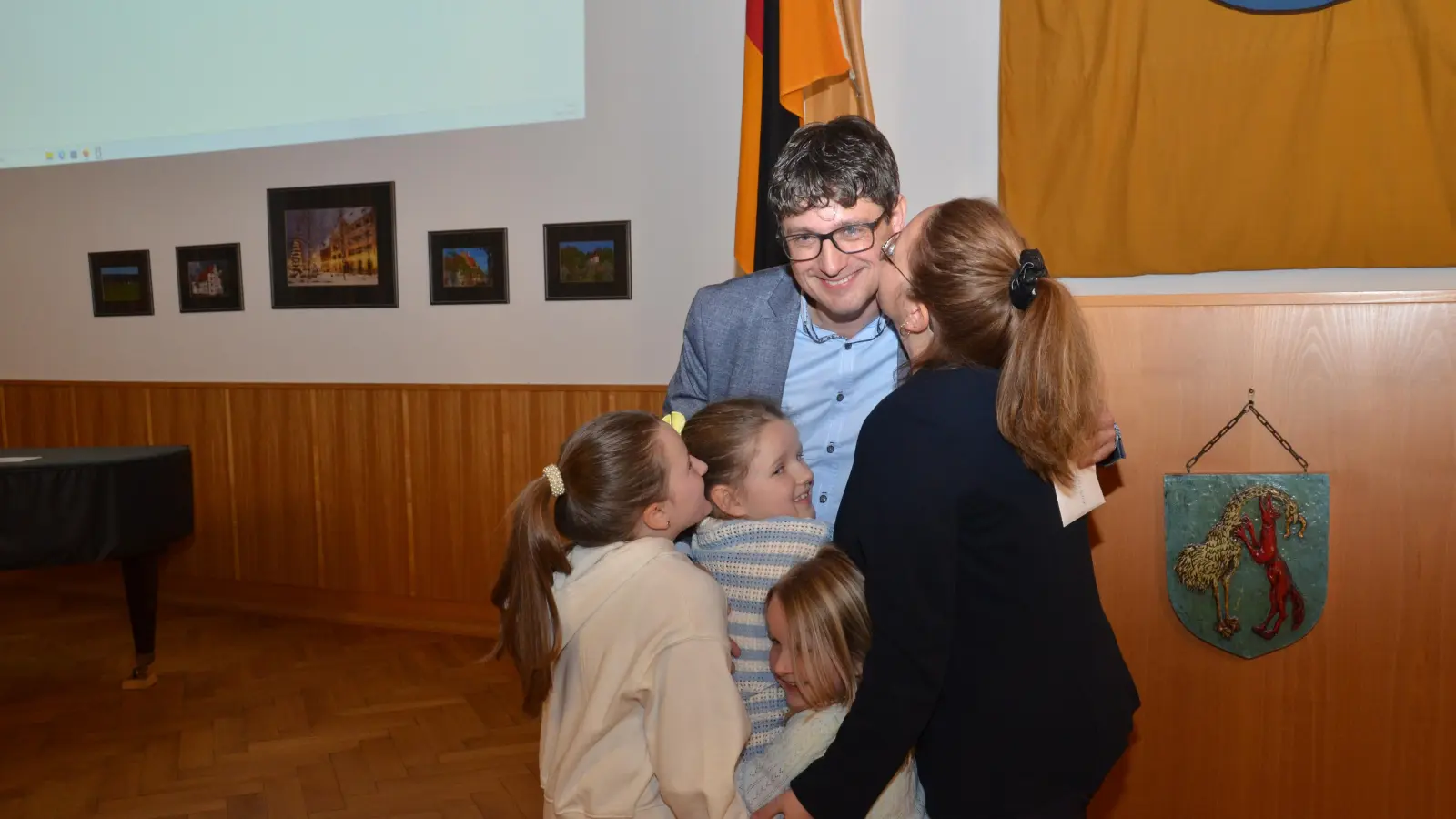 Uli Münchmeier hat die Bürgermeisterwahl in Vohenstrauß gewonnen und nimmt Glückwünsche seiner Frau Sonja entgegen sowie seine drei Töchter Elena, Isabella und Marlene in den Arm.  (Bild: dob)