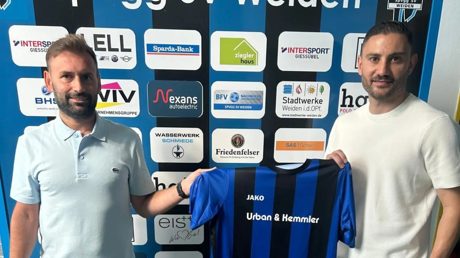 Marco Lorenz (links) und Chousein Chousein freuen sich, künftig die sportlichen Belange des Vereins mitzugestalten.  (Bild: Hügel/SpVgg SV Weiden)