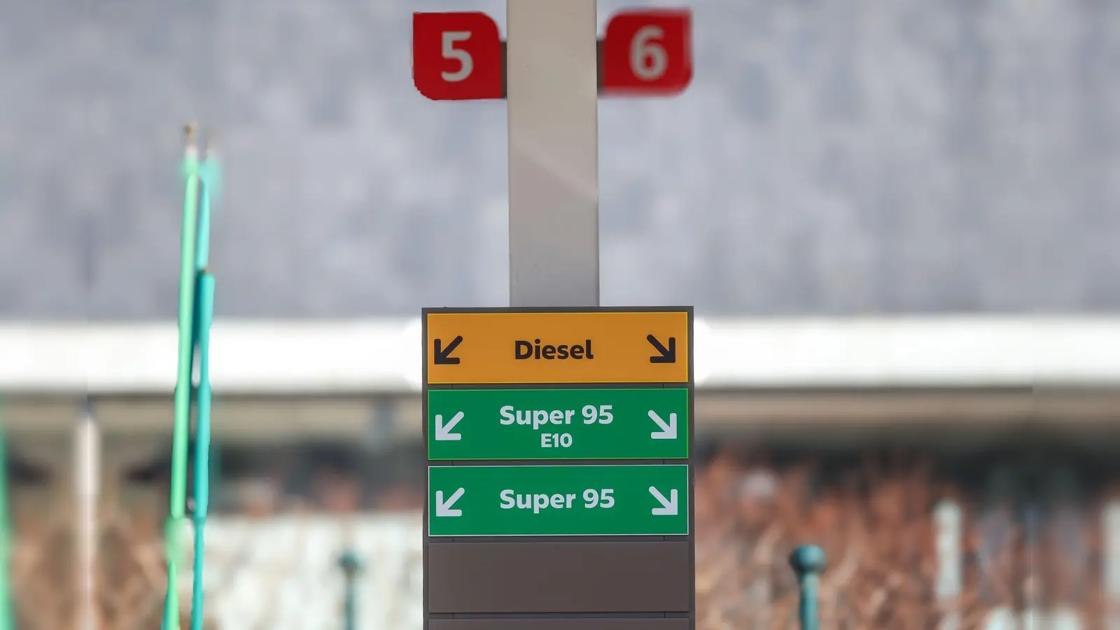 Eine Tankstelle in Nordrhein-Westfalen.  (Archivbild: Christoph Reichwein/dpa)