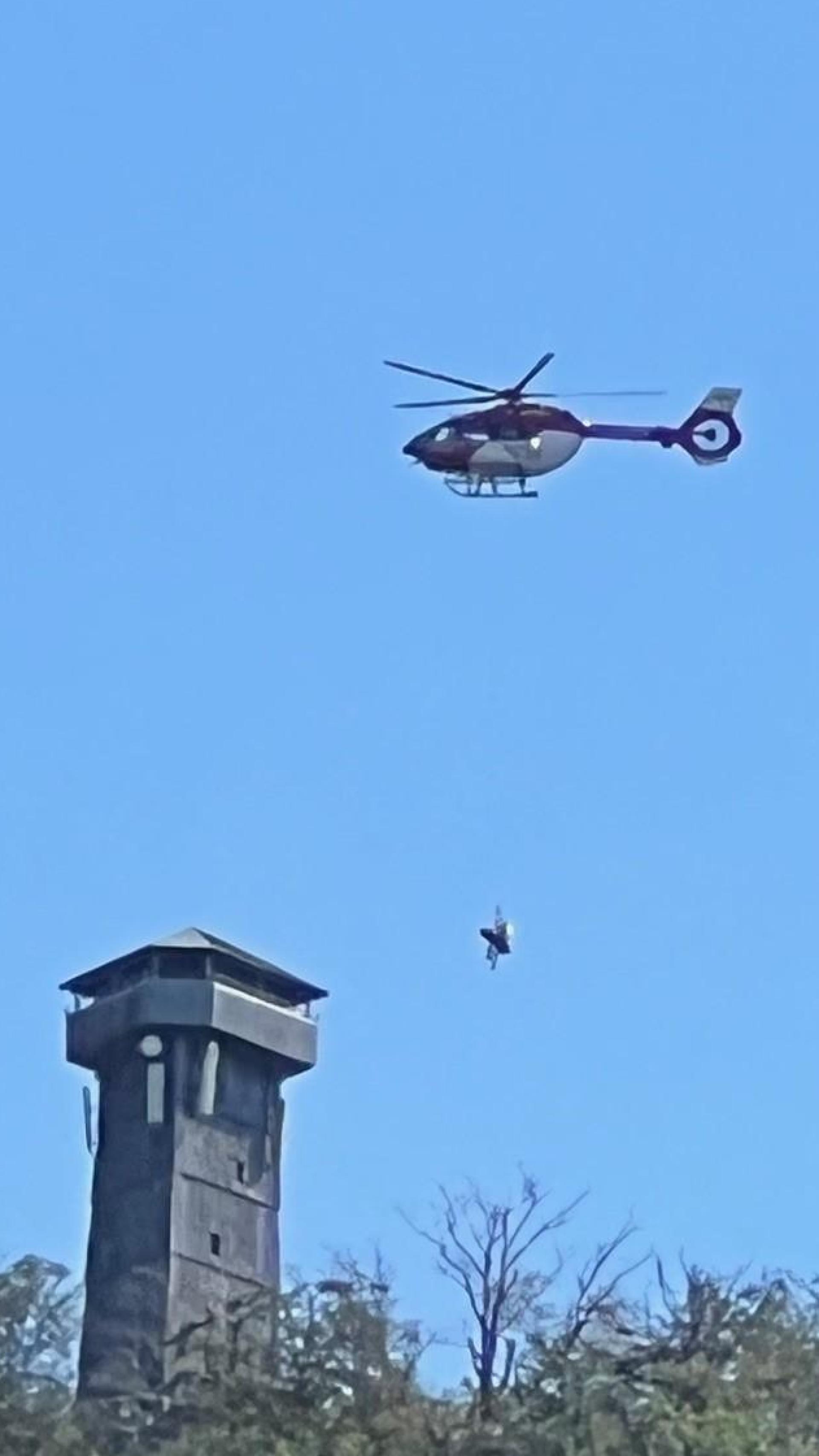 Nach einem Schwächeanfall rettete die Bergwacht einen Mann vom Aussichtsturm am Rauhen Kulm.  (Bild: Elia Stahl )