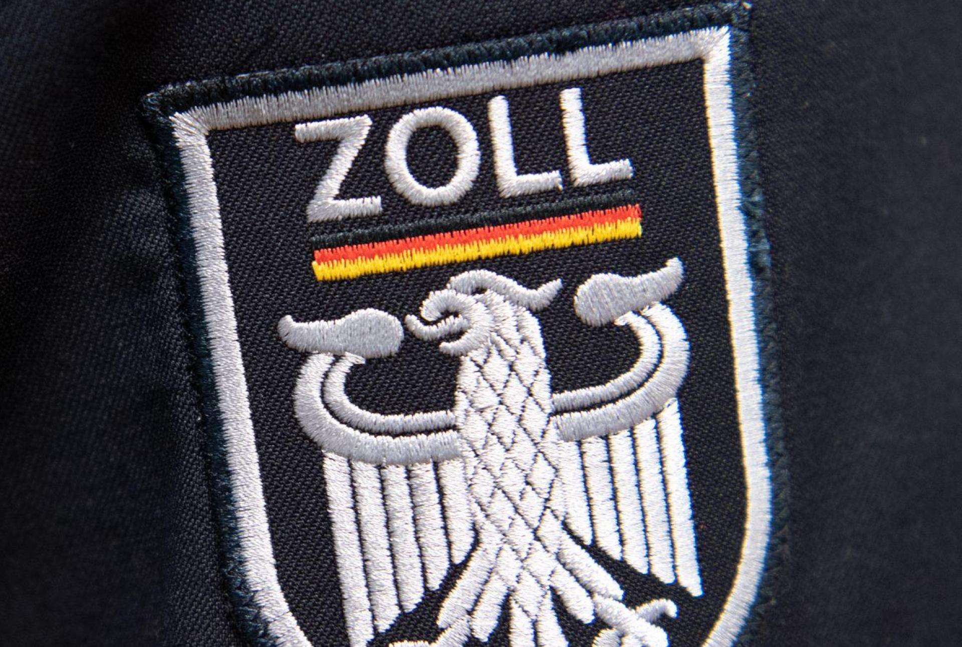 Zollbeamte durchsuchten am Mittwoch auf der Suche nach Betäubungsmitteln eine Wohnung in Windischeschenbach. (Symbolbild: Ralf Hirschberger/dpa)