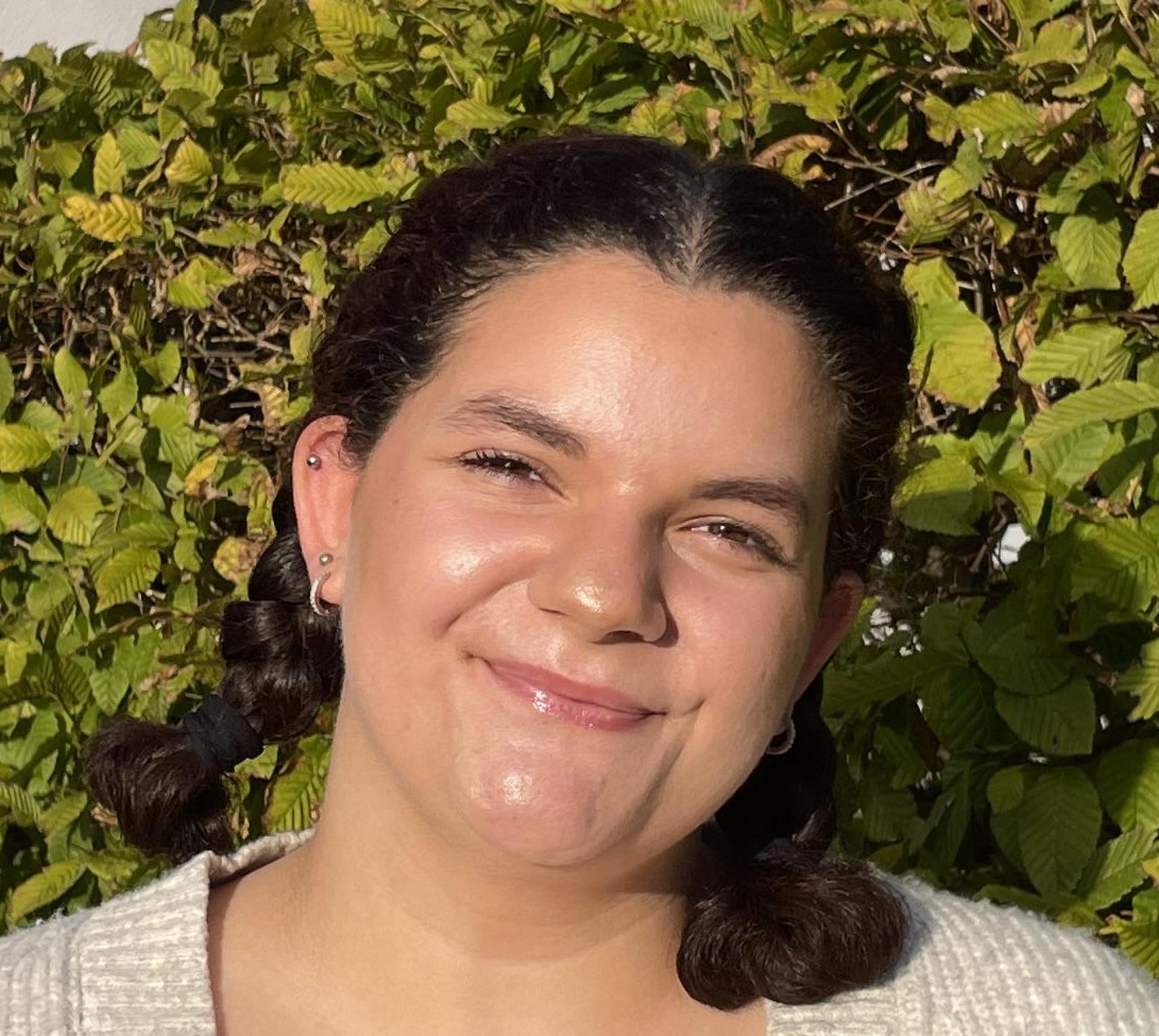 Miriam Bayer macht eine Ausbildung zur Pflegefachfrau bei der Caritas. Besonders wichtig ist ihr, dass sich ihre Patientinnen und Patienten wohlfühlen. (Bild: Paulina Schmidt)
