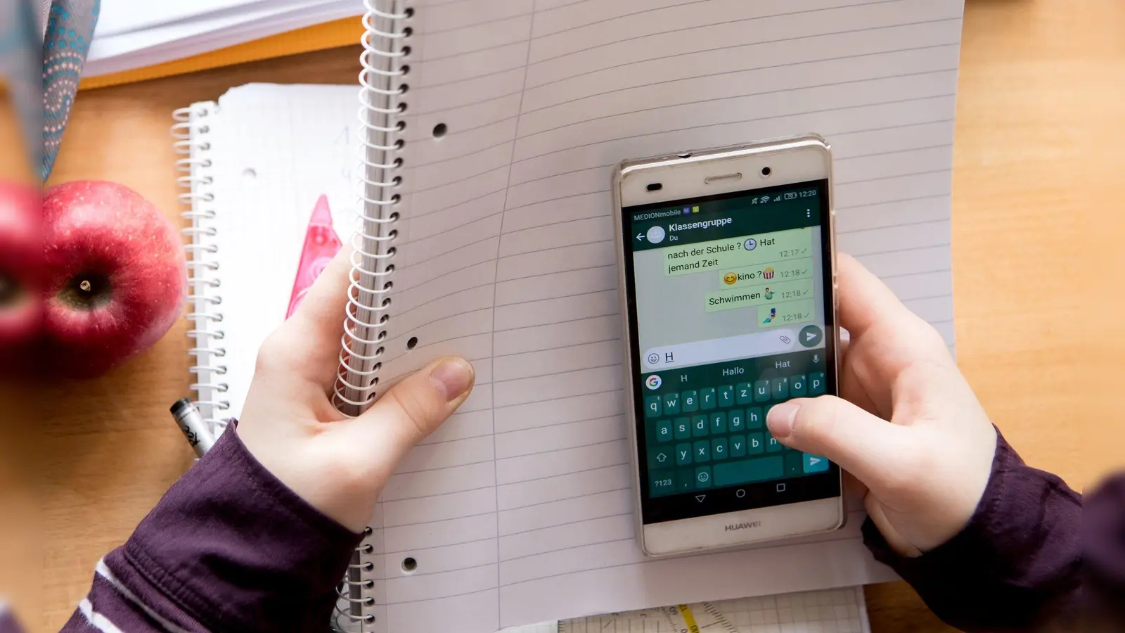 Eine Schülerin mit Handy. Der CSU-Nachwuchs will die Handynutzung an Bayerns Schulen wieder stärker einschränken. (Foto: Illustration) (Bild: Sven Hoppe/dpa)
