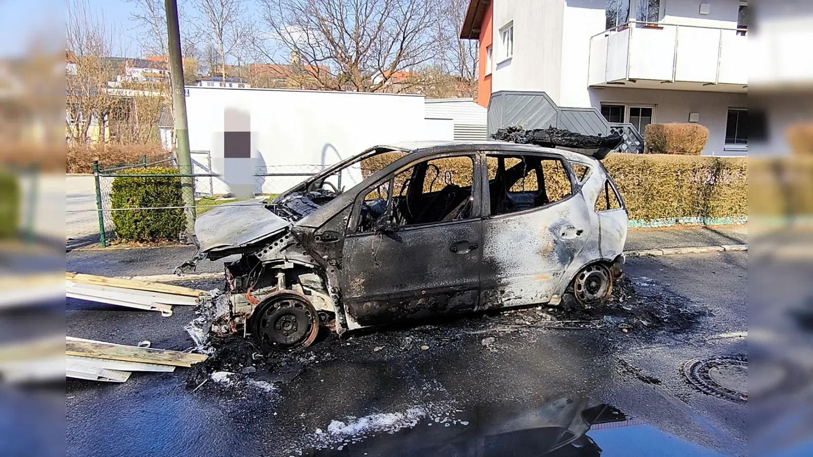 Der Wagen war als solcher nicht mehr zu erkennen. (Bild: jma)