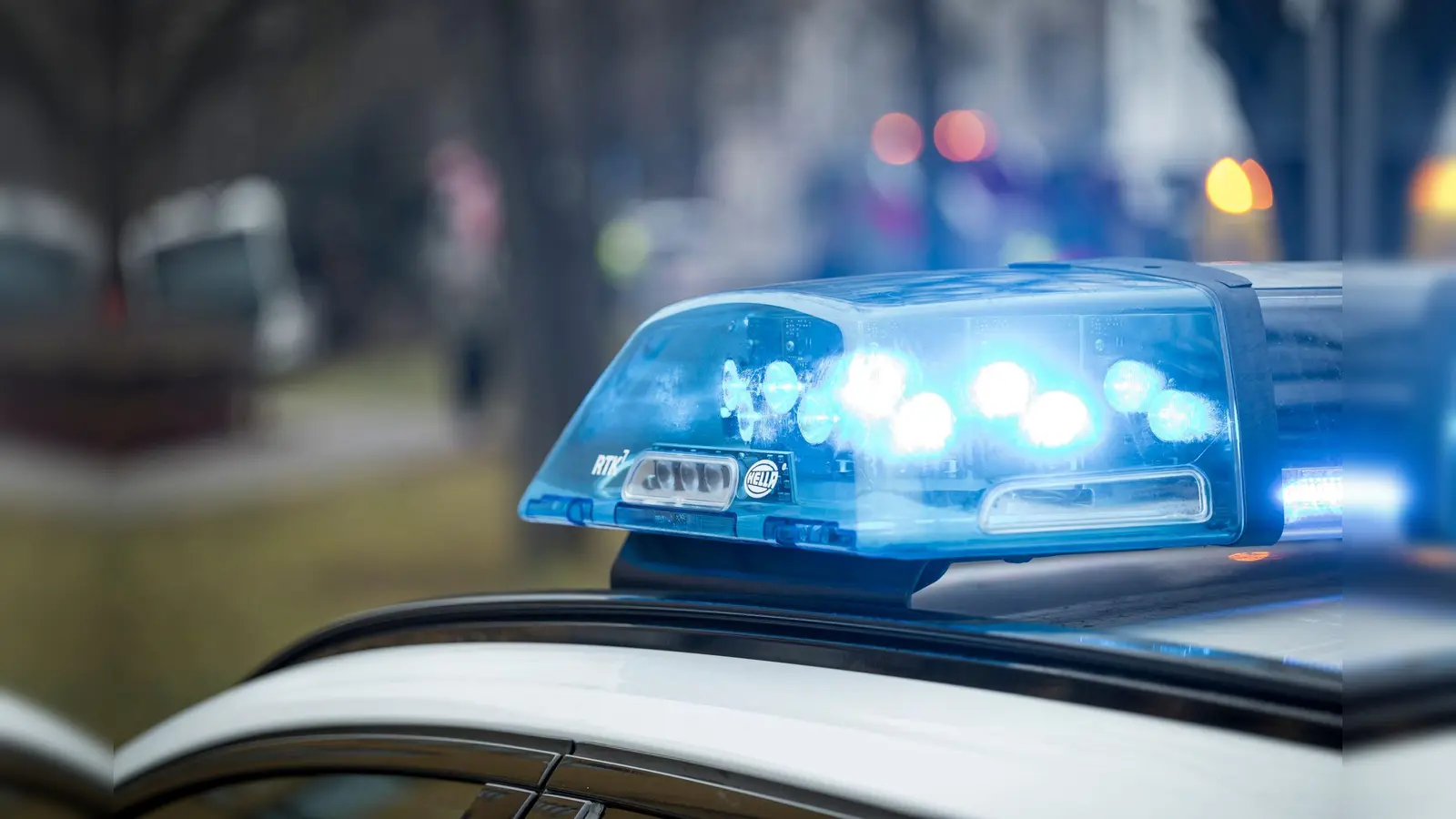 Auf der A 93 kam es am Freitag gegen 6.30 Uhr bei Weiden in Fahrtrichtung Regensburg zu einem Verkehrsunfall.  (Symbolbild: Daniel Vogl/dpa)