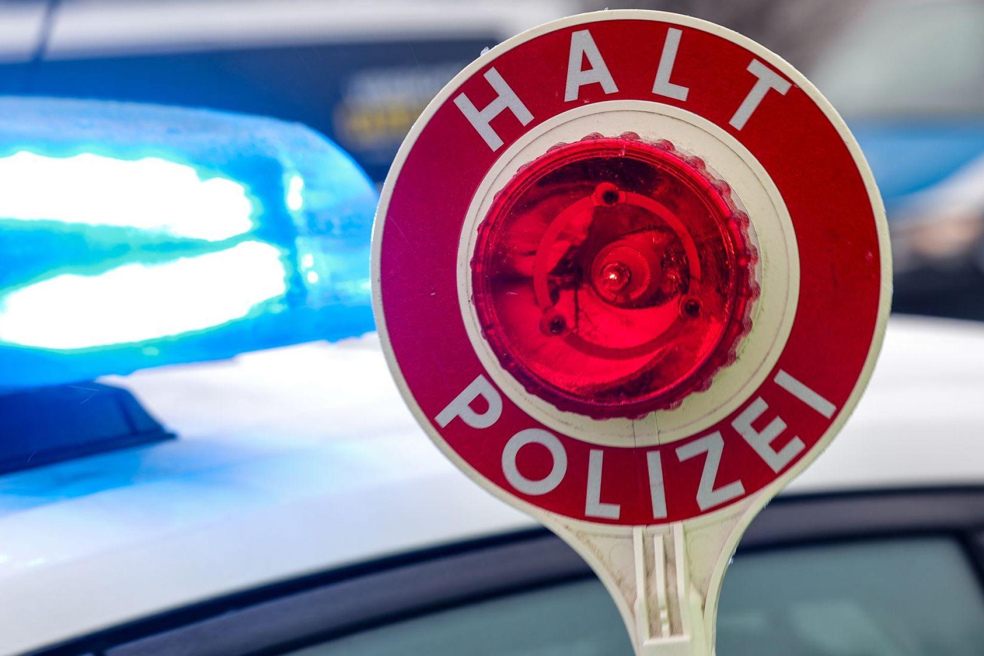 Die Grenzpolizei hat einen Wagen kontrolliert und vermeintliche Hehlerware gefunden. (Symbolbild: Jan Woitas/dpa)