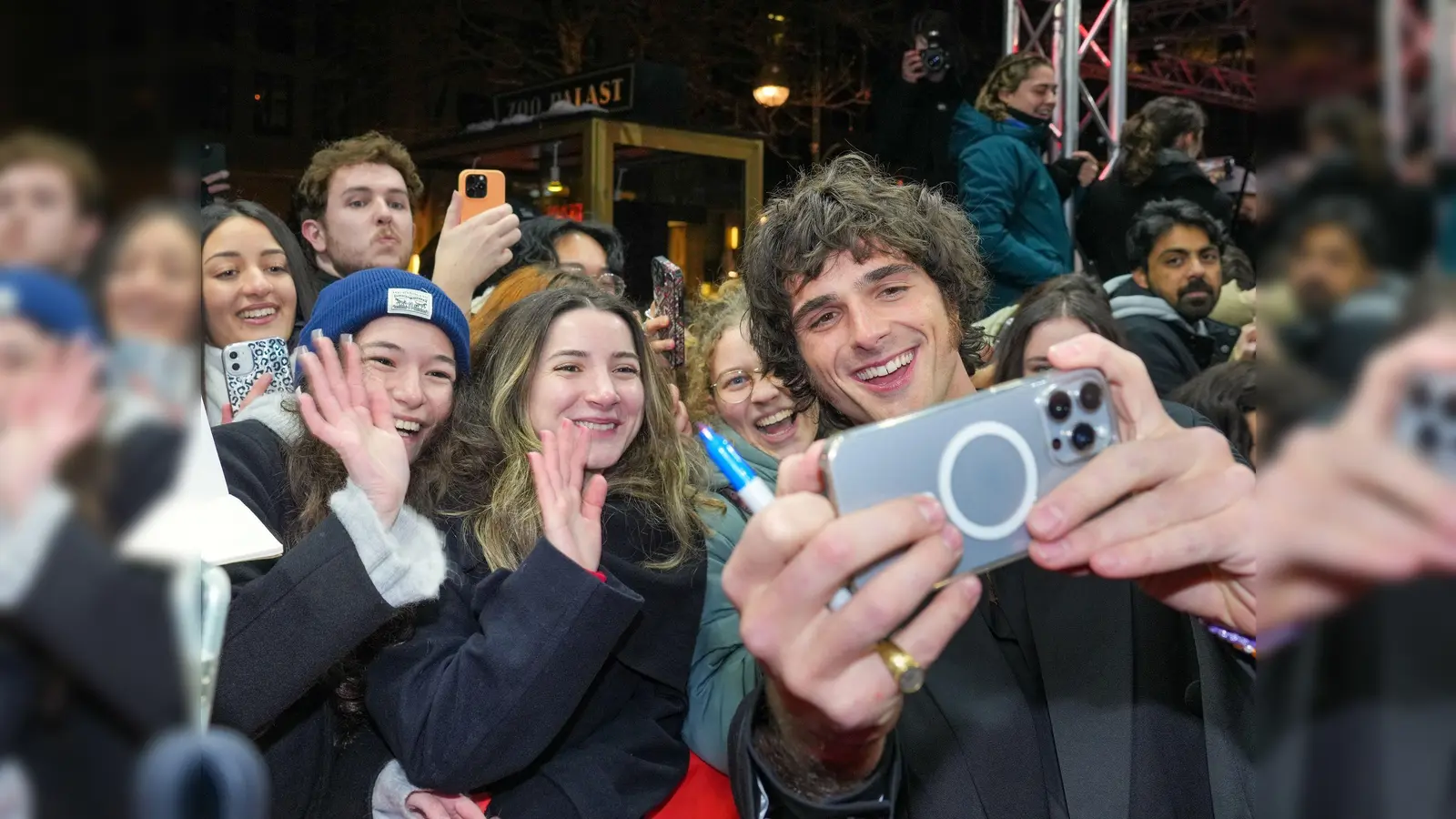 Nahbar, lieb, süüüüß: Schauspieler Jacob Elordi macht auch mal Selfies mit Fans. (Bild: Soeren Stache/dpa)