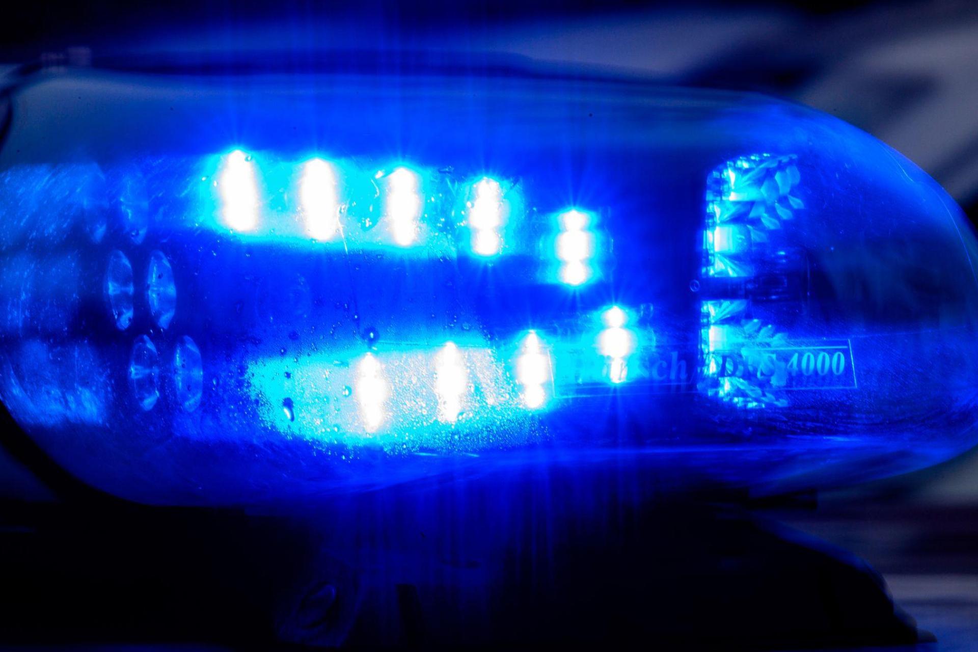 Nach dem Fund einer Leiche in Fürth hat die Polizei in Erlangen einen Verdächtigen festgenommen.  (Symbolbild: Klaus-Dietmar Gabbert/dpa)