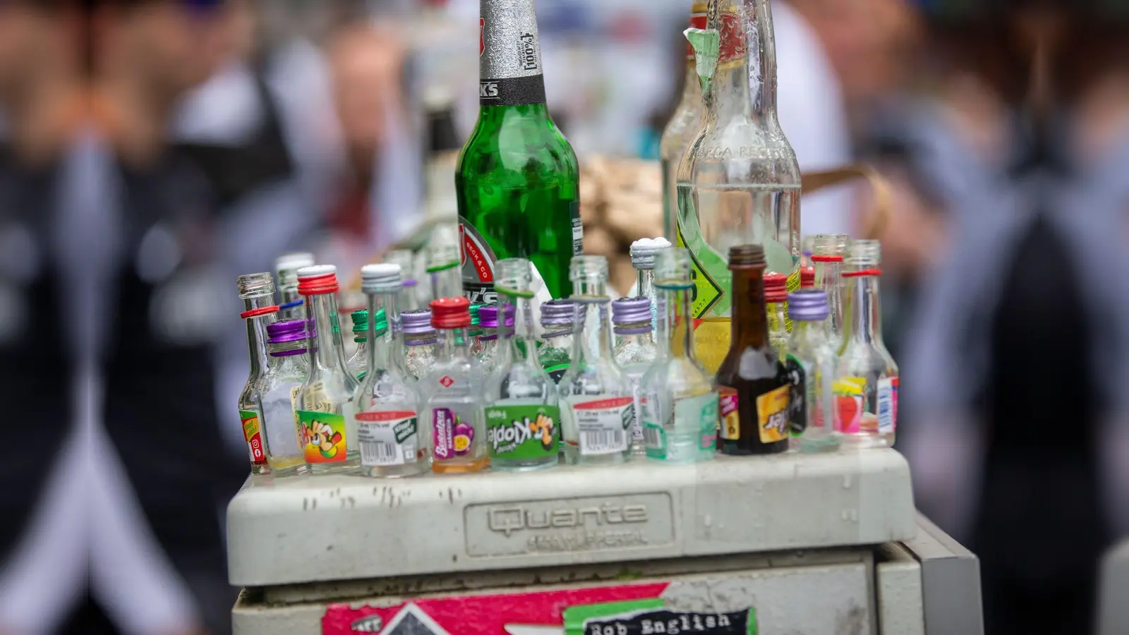 Alkohol ist im deutschen Alltag präsent.  (Bild: Thomas Banneyer/dpa)