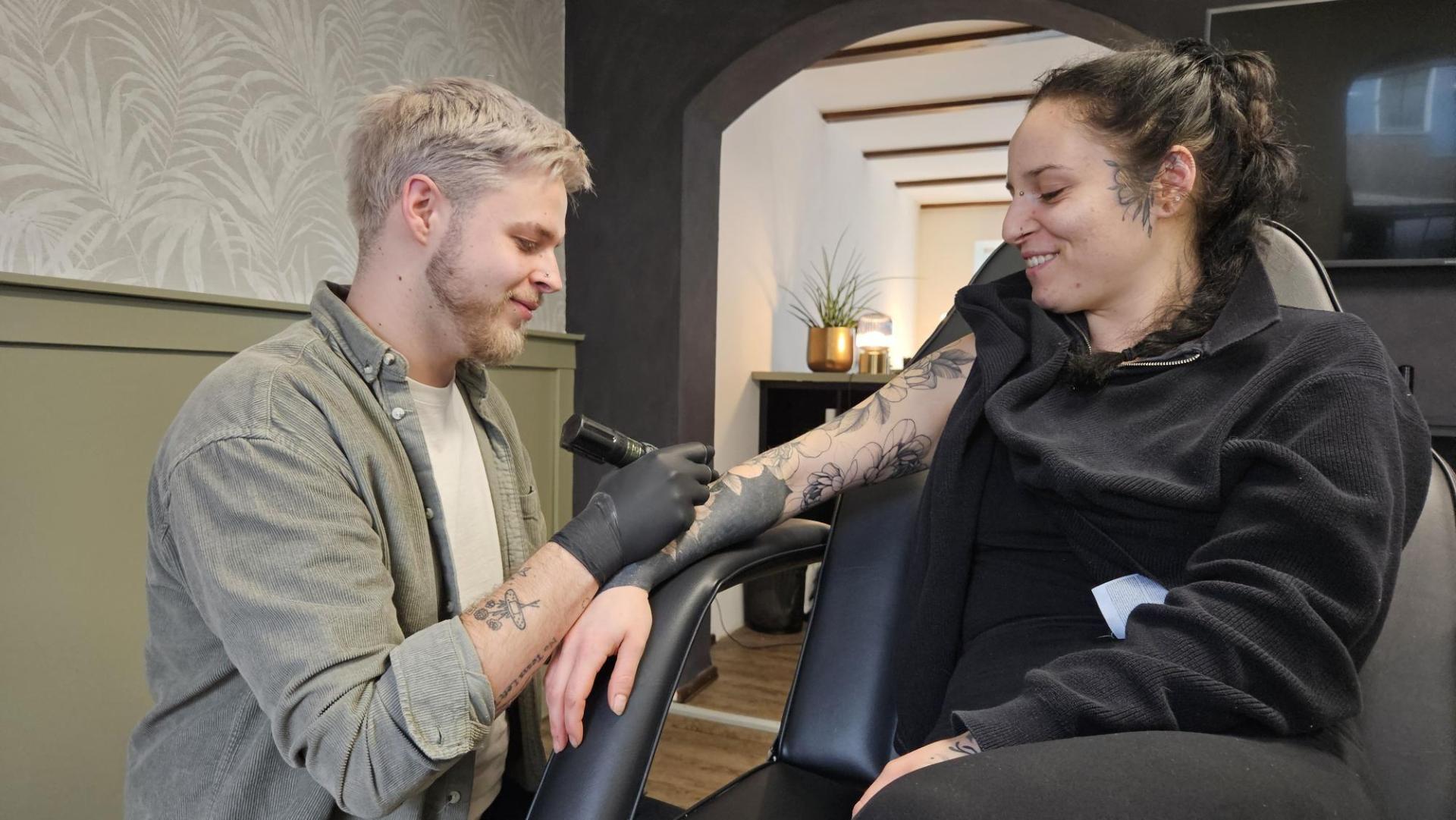 Lukas Günther (26) hat in Eschenbach direkt am Marienplatz in der Hausnummer 40 das Tattoo-Studio Botanica eröffnet. Seine Schwester Selina Günther lässt sich dort von ihm in mehreren Sitzungen den ganzen Arm tätowieren. Lukas' Spezialität sind Fineline-Tattoos mit floralen Motiven. (Bild: jak)