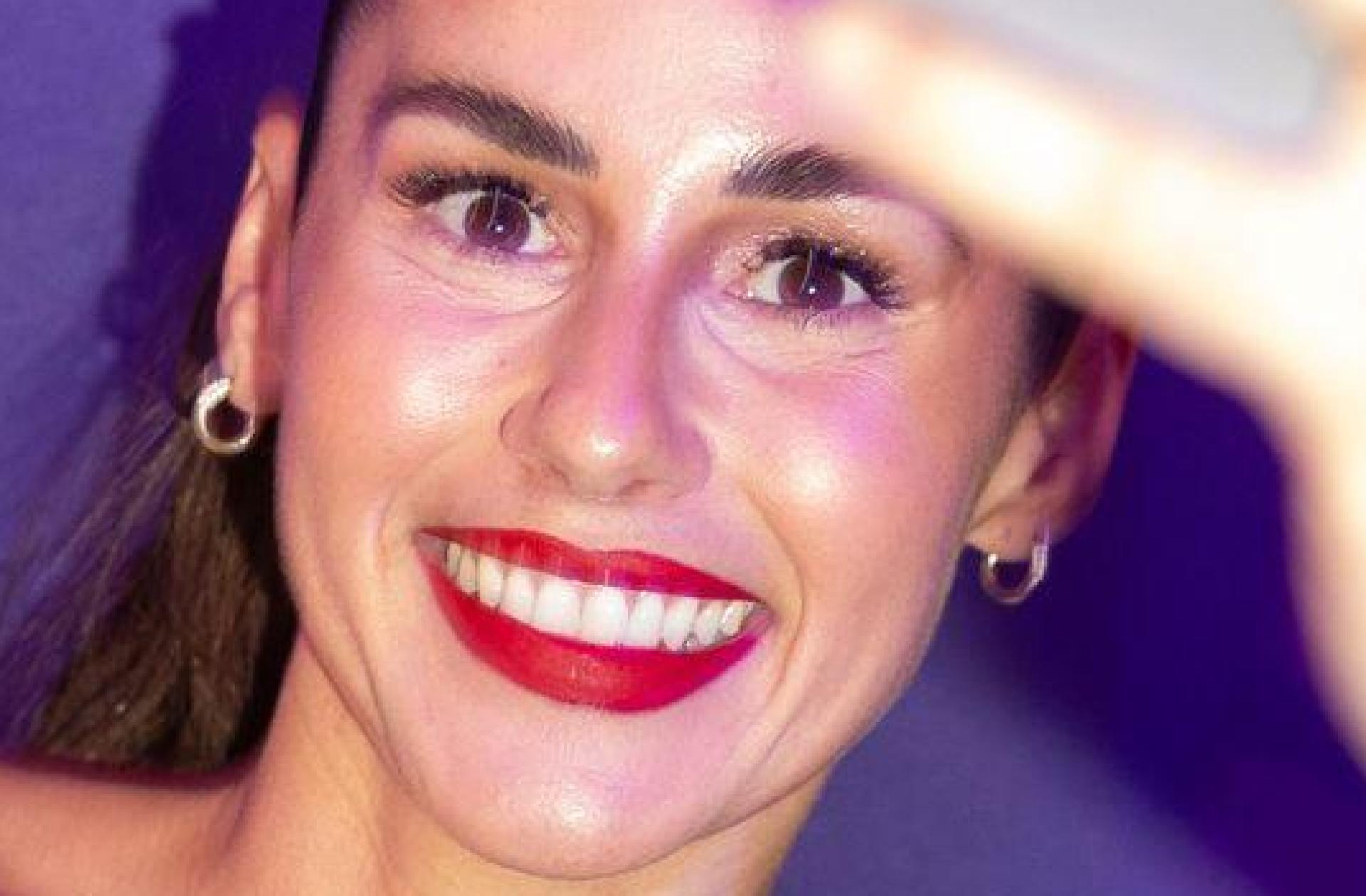 Sarah Engels - hier neben Kulturstaatsminister Wolfram Weimer - kämpft um eine gute Platzierung beim ESC.  (Bild: Jens Büttner/dpa)