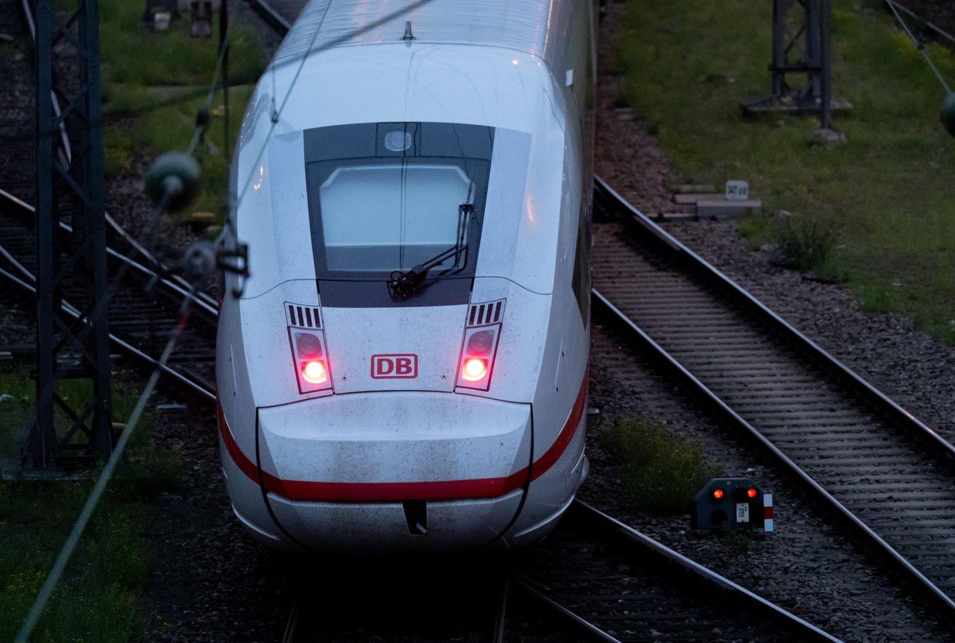 Bundesweit werden immer wieder Zugbegleiter angegriffen. (Symbolbild) (Bild: Sven Hoppe/dpa)
