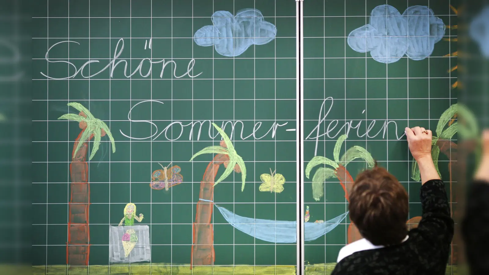 Die Schülerinnen und Schüler in Bayern und Baden-Württemberg starten immer als letzte in die Sommerferien. (Symbolbild: Ina Fassbender/dpa)