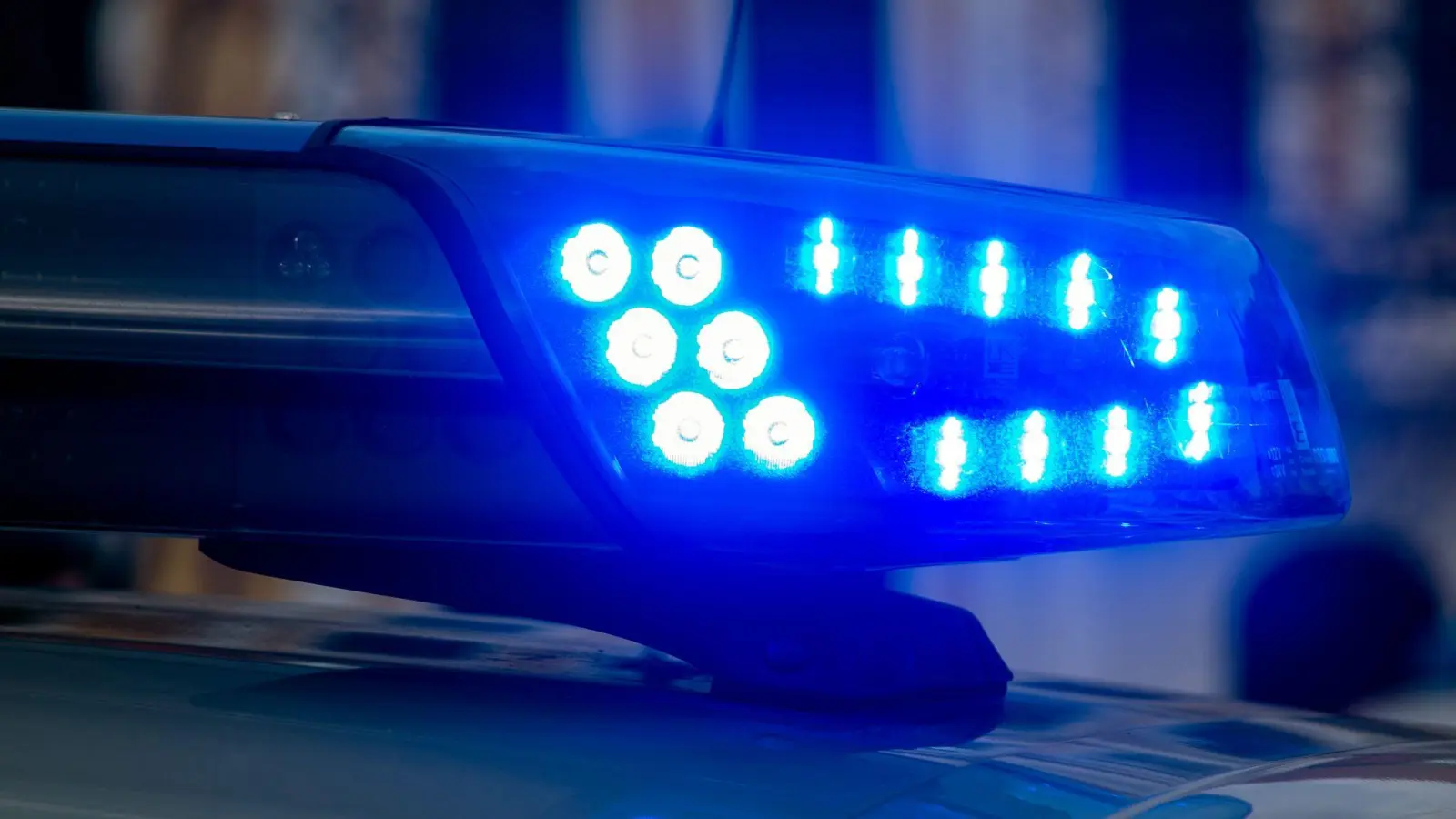 Ein nicht zugelassener Citroen stößt in Schwarzenfeld mit einem anderen Auto zusammen. Die Polizei ermittelt. (Symbolbild: Klaus-Dietmar Gabbert/dpa-Zentralbild/dpa)
