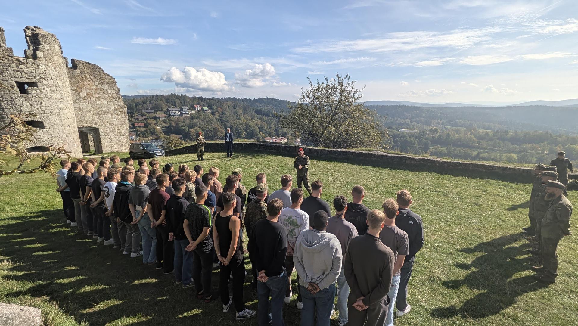 Die Ernennung zu Soldaten auf Zeit fand auf der Burgruine Flossenbürg statt. (Bild: Bundeswehr/PzArtBtl 131)