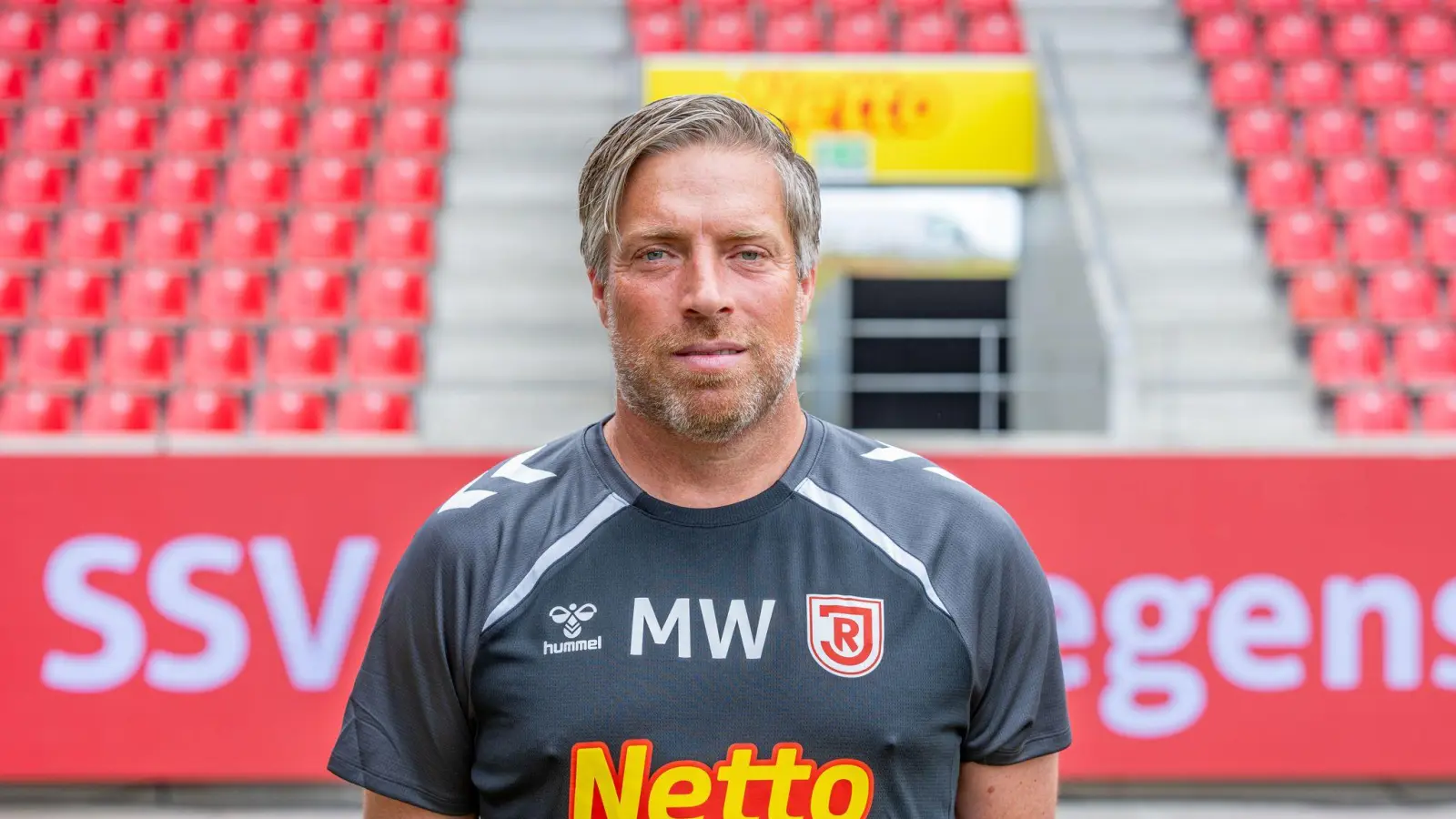 Verlässt Jahn Regensburg auf eigenen Wunsch mitten in der Saison: Cheftrainer Michael Wimmer. (Archivbild: Armin Weigel/dpa)