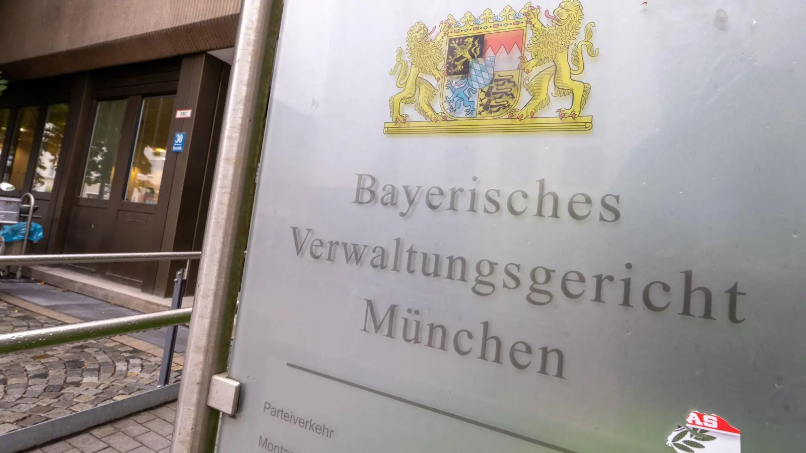 Die Klimaaktivistin Lisa Poettinger geht gerichtlich gegen ihren Ausschluss vom Referendariat vor. (Archivbild) (Bild: Peter Kneffel/dpa)
