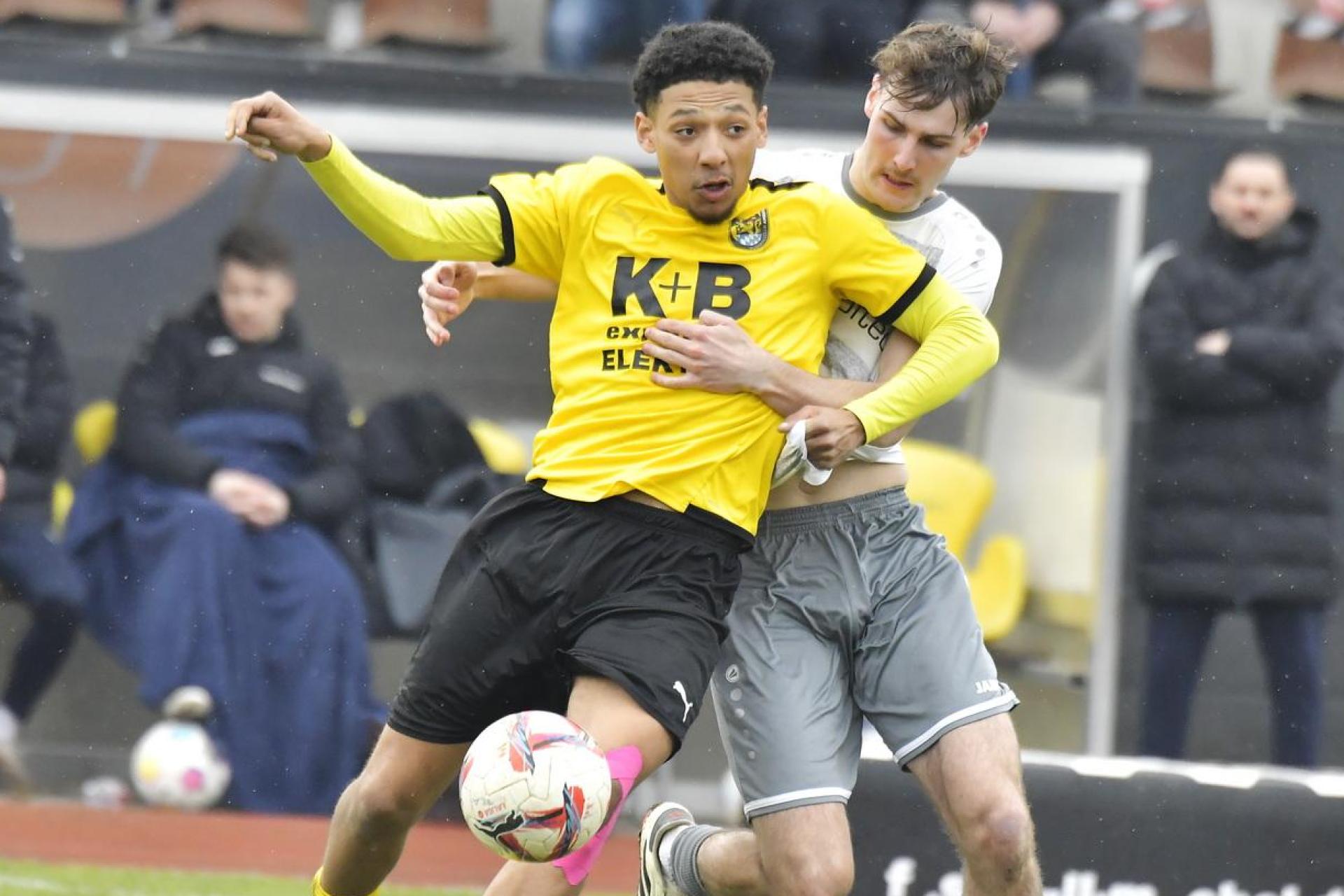 Matthew Carswell (links/hier noch im Trikot des FC Amberg) wechselt zum SC Luhe-Wildenau. (Archivbild: Hubert Ziegler)